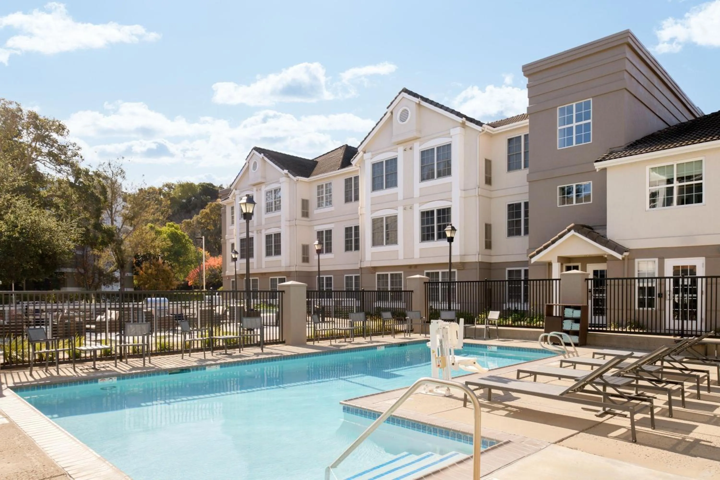 Swimming pool in Residence Inn Pleasanton