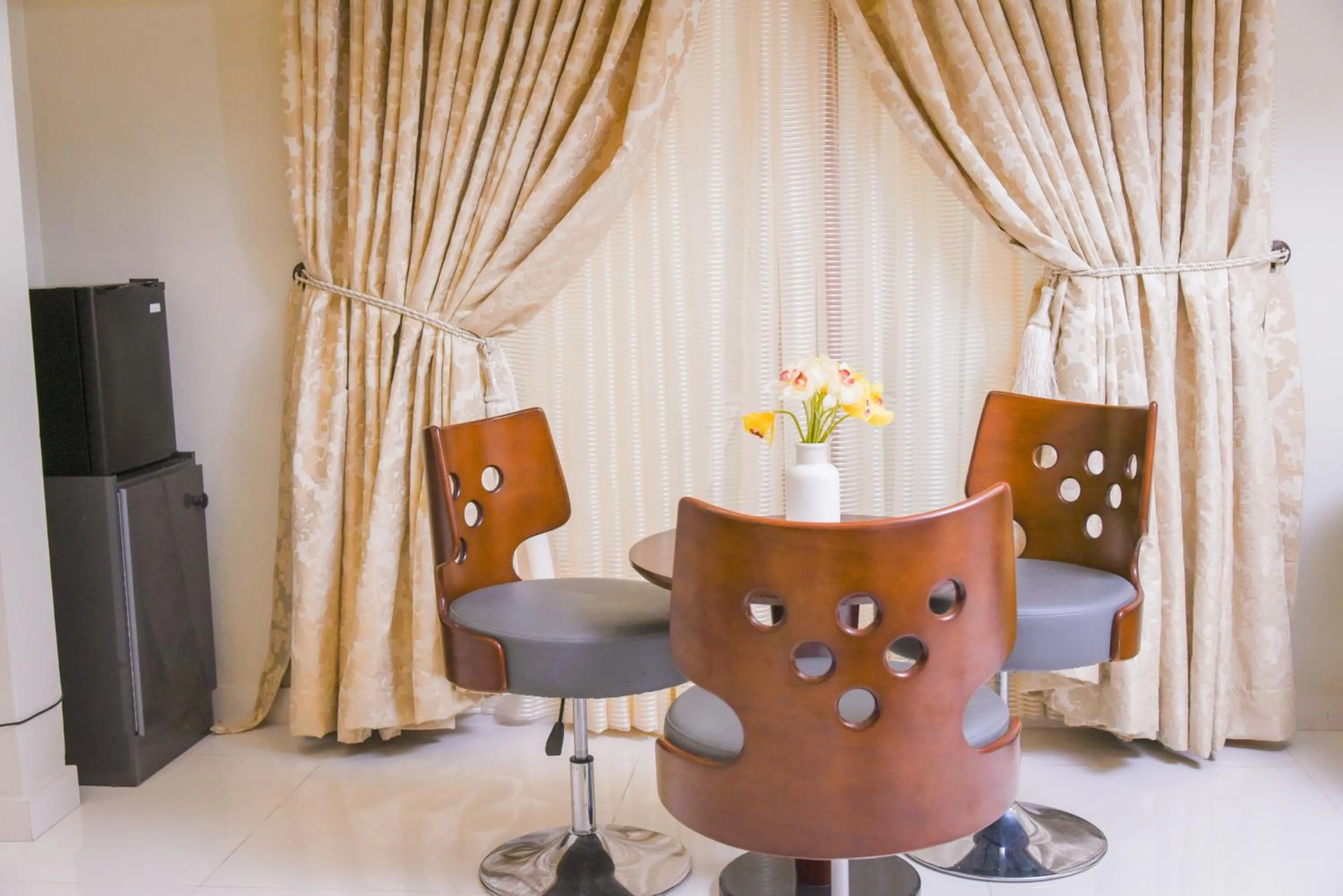 Seating area in Orchards Cottage Hotel