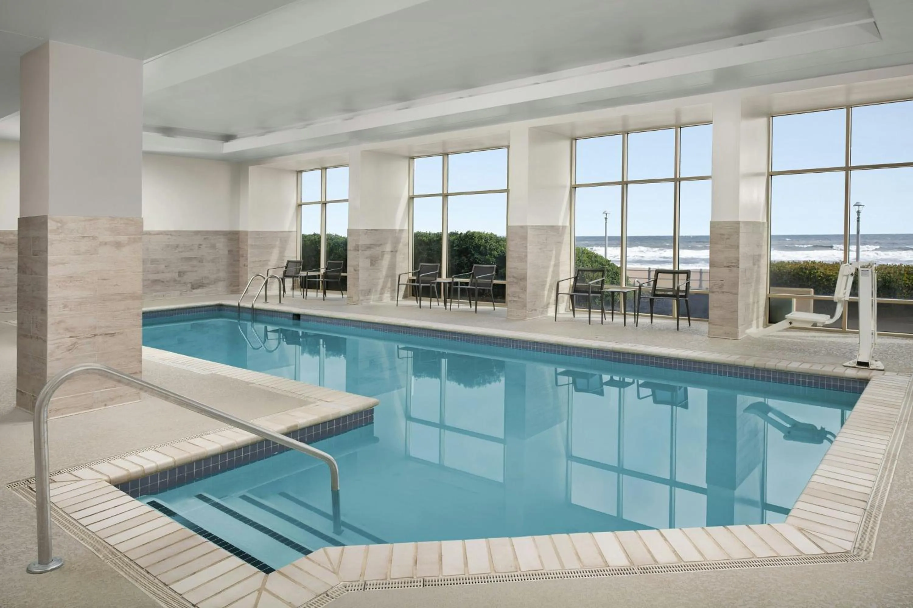Swimming pool in Courtyard Virginia Beach Oceanfront / North 37th Street