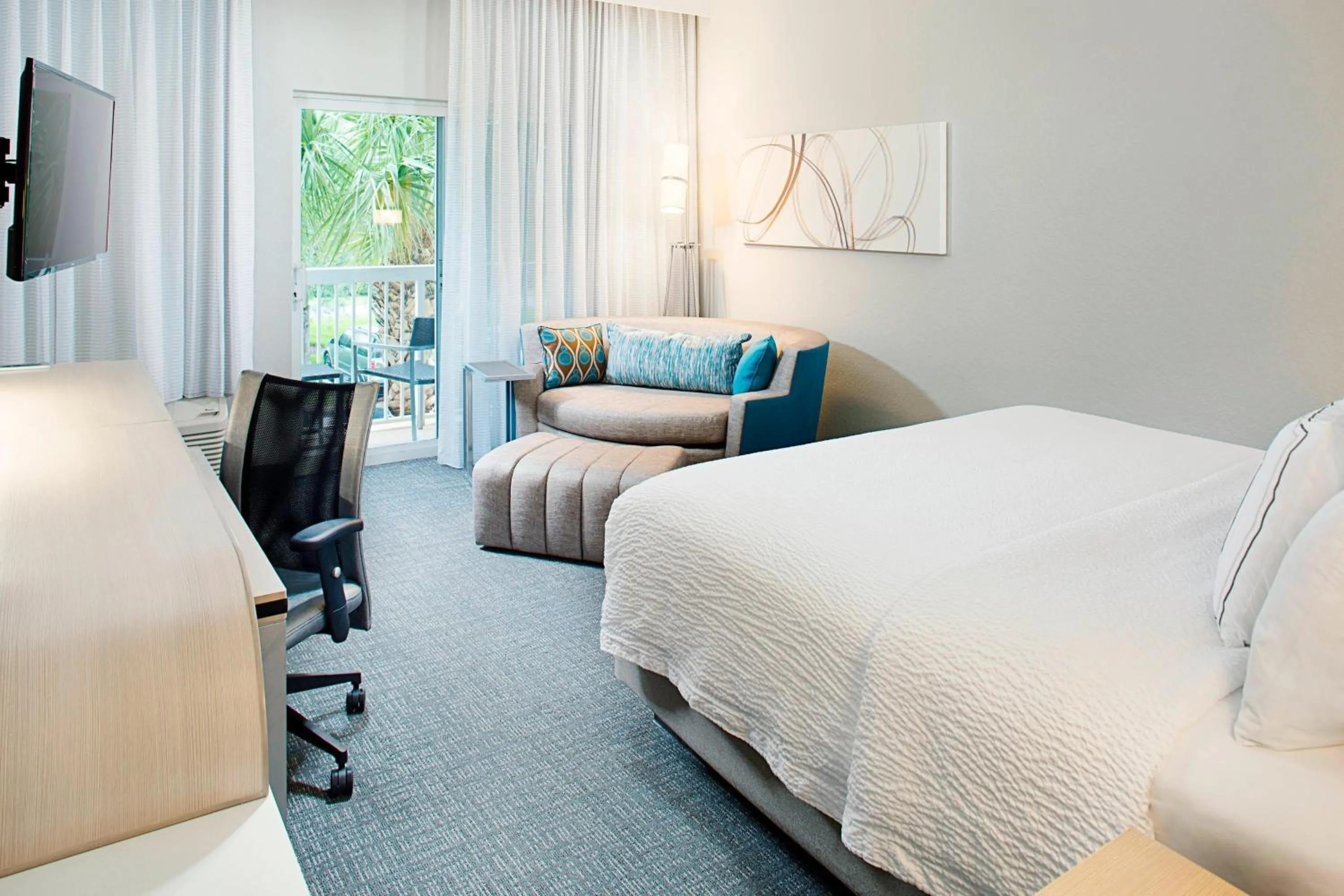 Photo of the whole room, Bed in Courtyard by Marriott West Palm Beach Airport