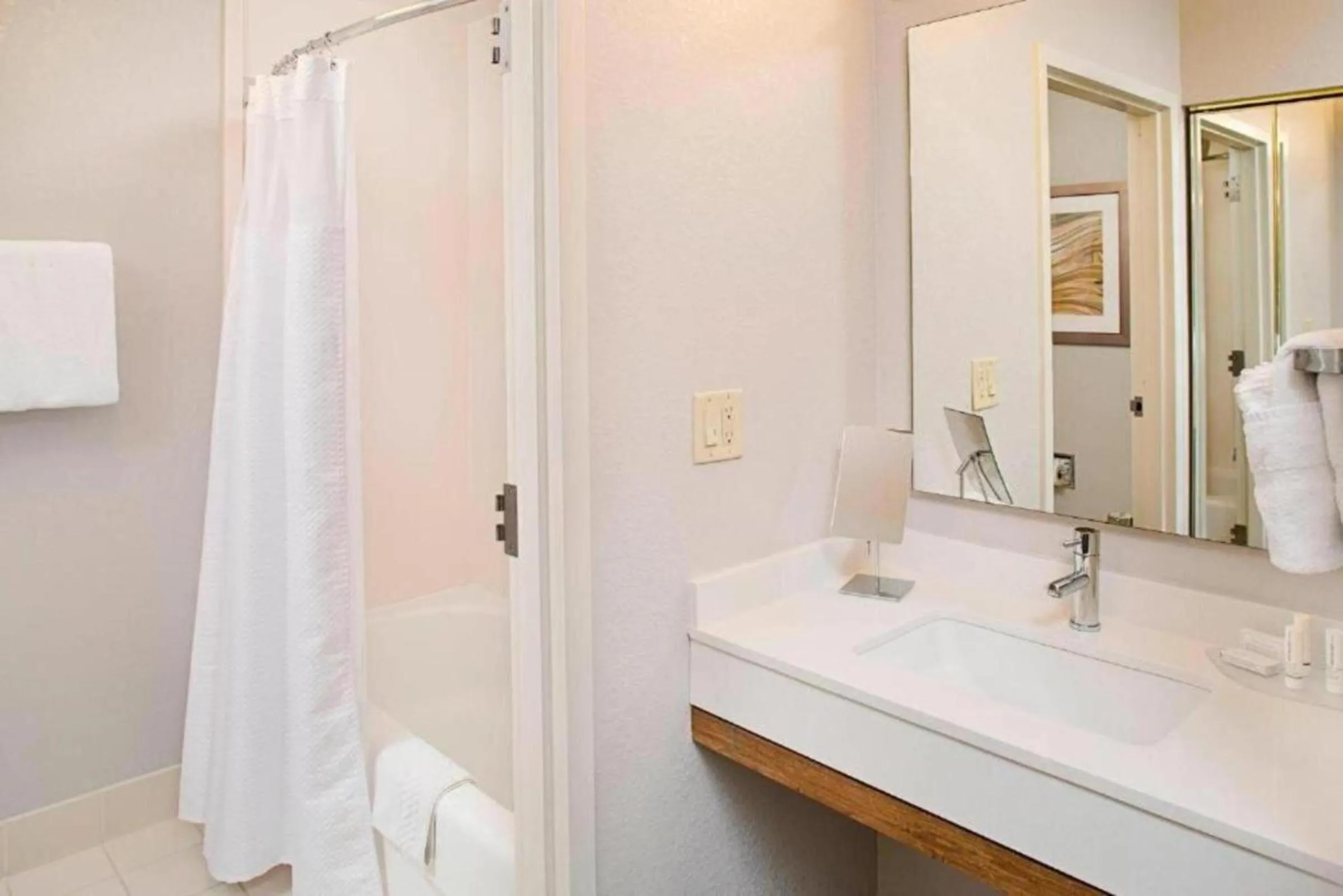 Bathroom in Courtyard by Marriott West Palm Beach Airport