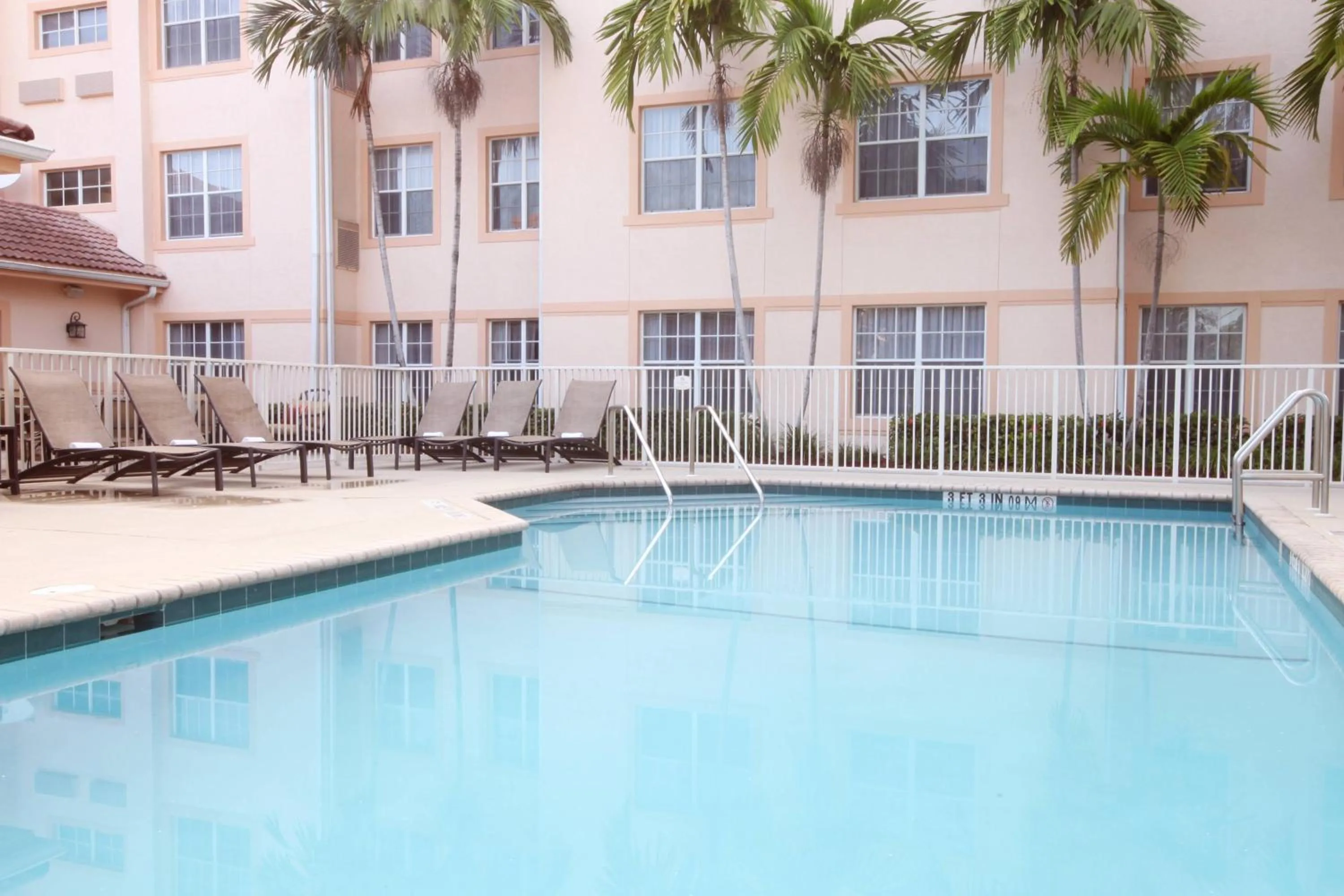 Swimming pool in Residence Inn West Palm Beach