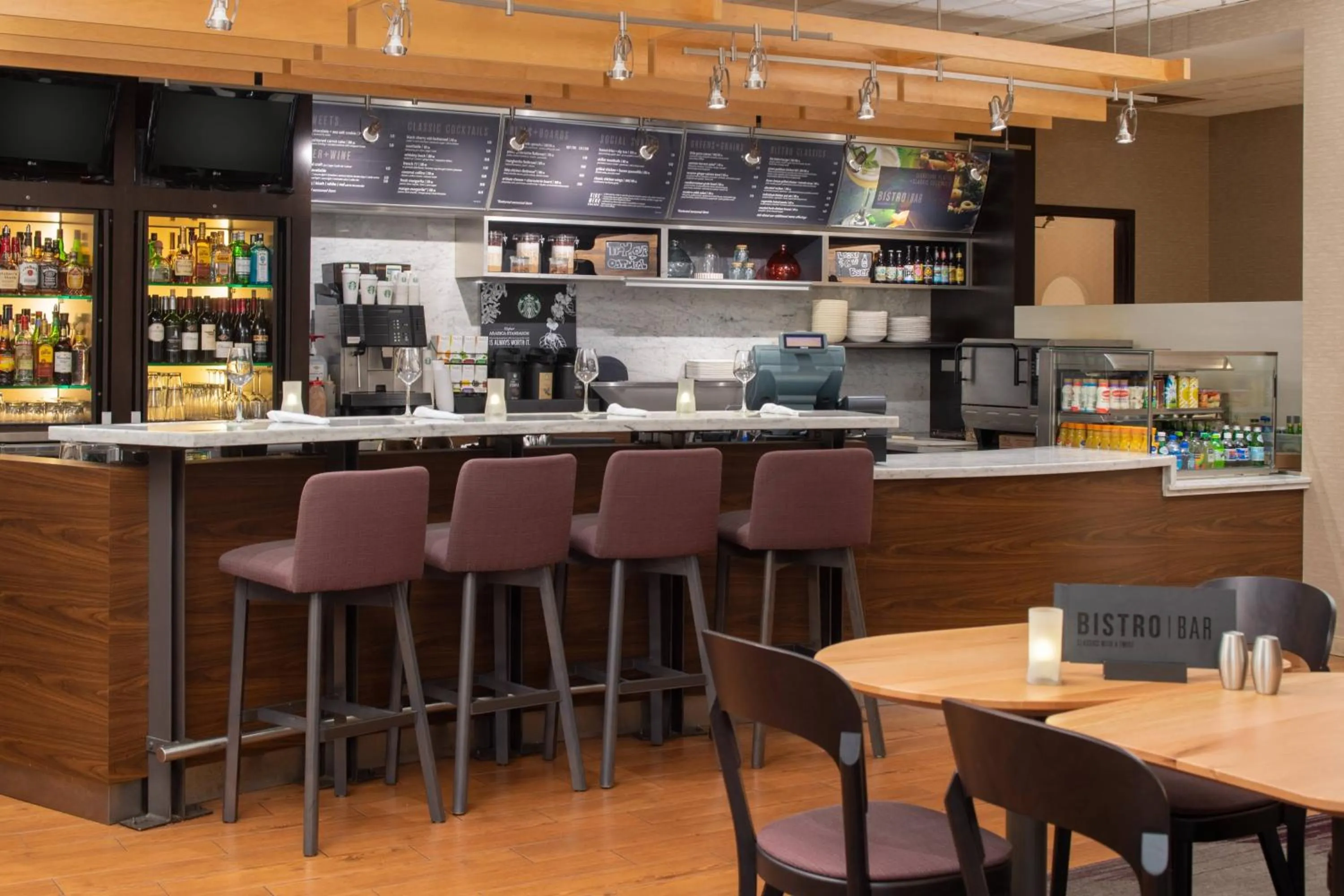 Restaurant/places to eat in Courtyard by Marriott Portland Airport