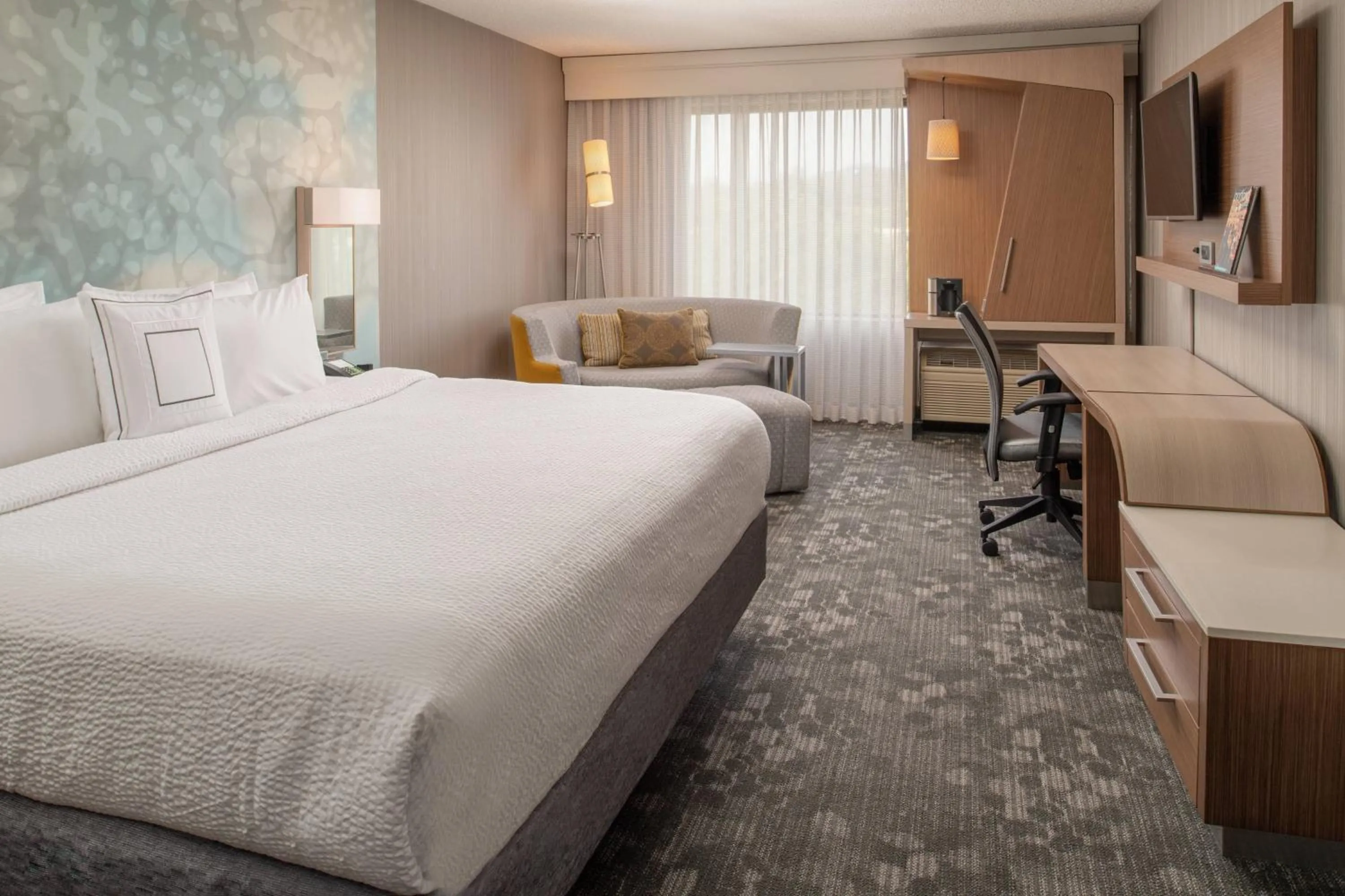 Photo of the whole room, Bed in Courtyard by Marriott Portland Airport