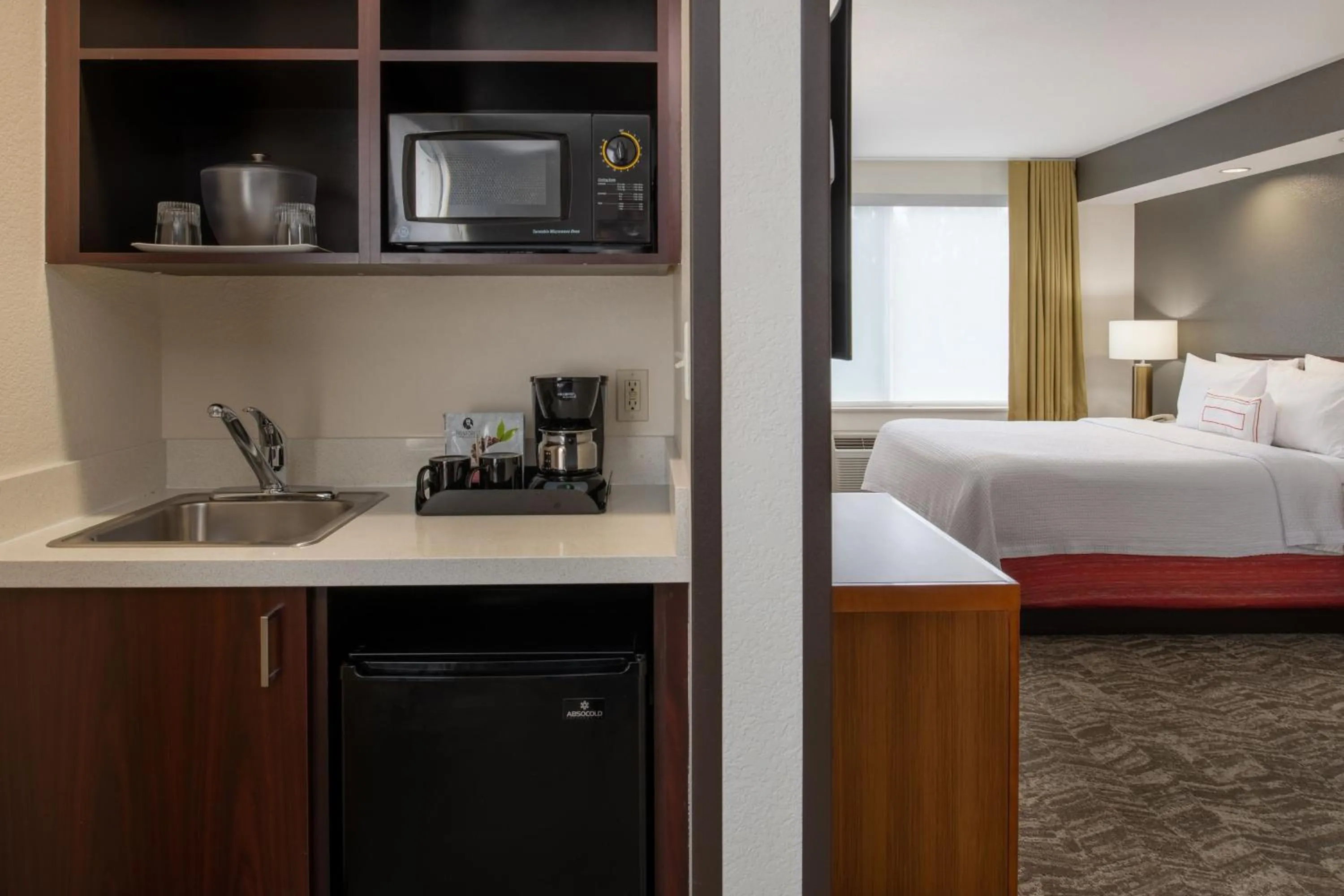 Lounge or bar, Bed in SpringHill Suites Portland Airport