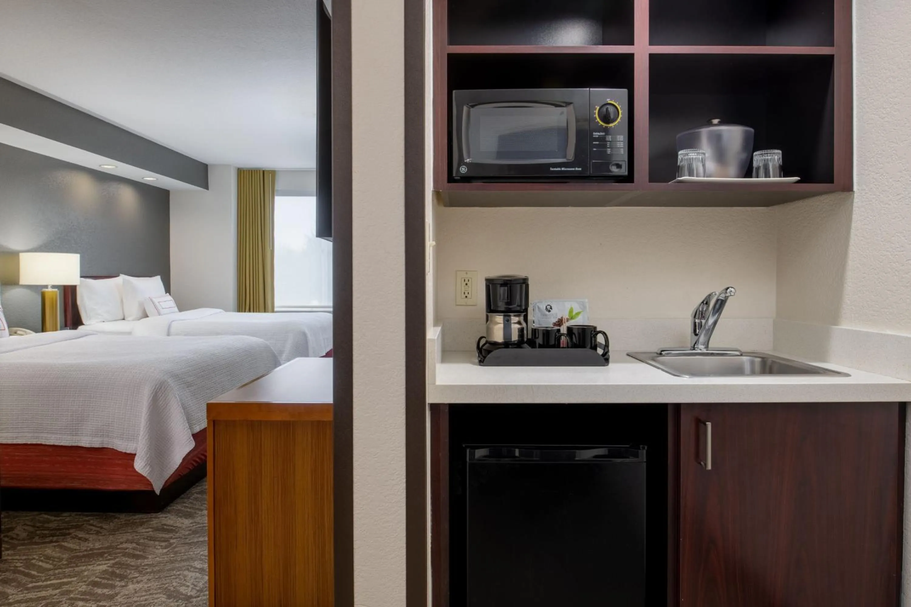 Lounge or bar, Bed in SpringHill Suites Portland Airport