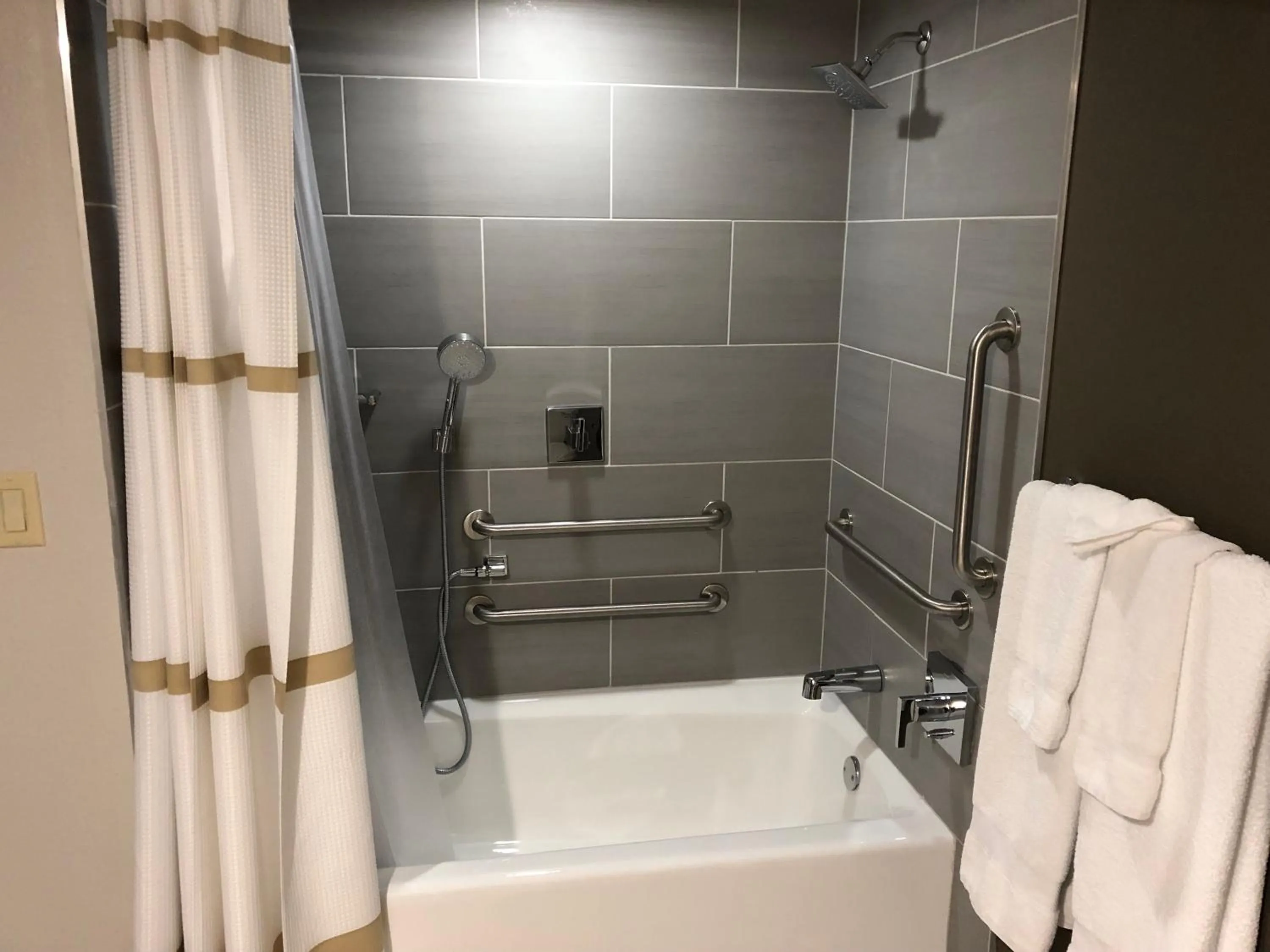 Bath in Marriott Phoenix Airport