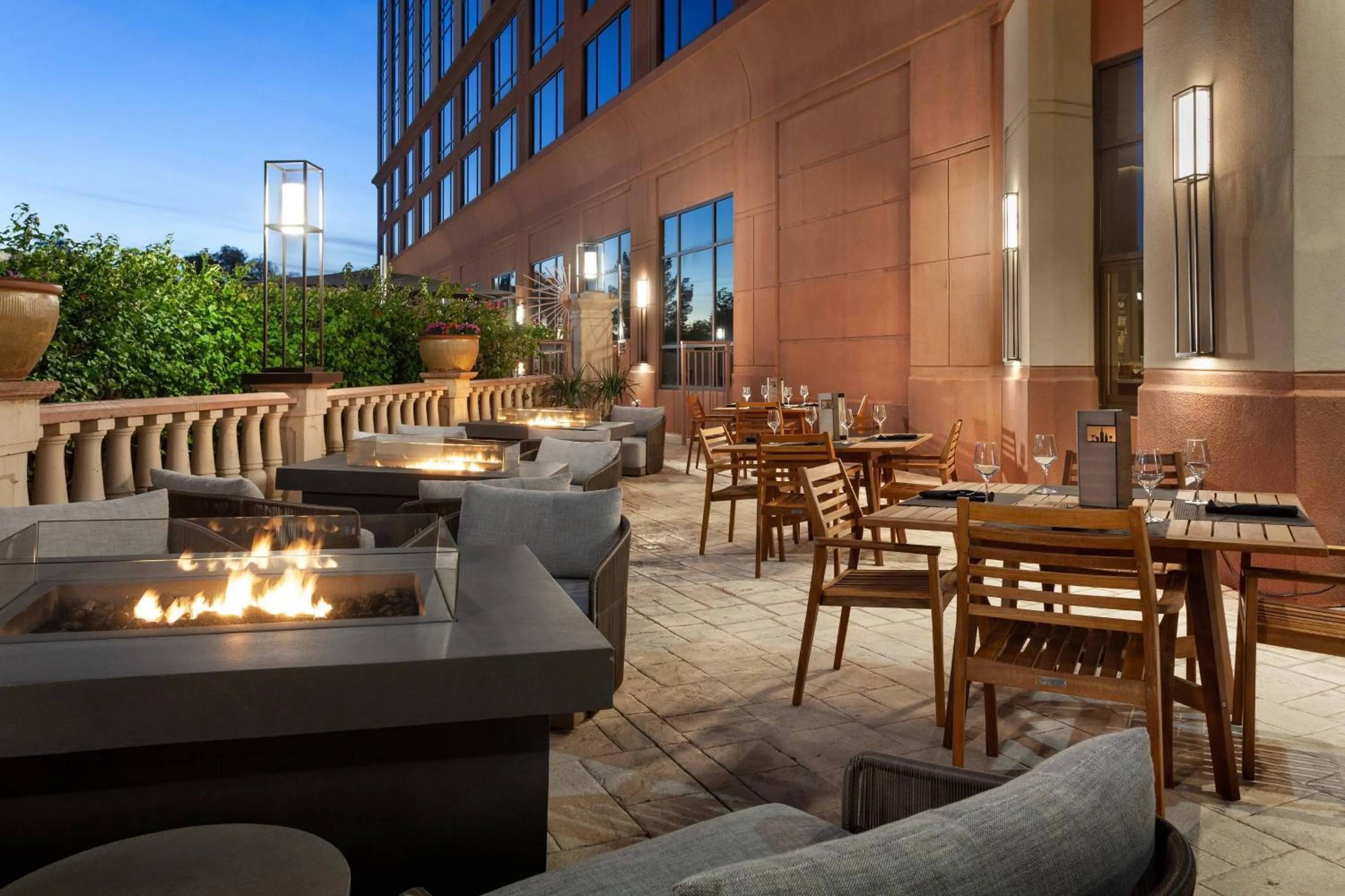 Restaurant/places to eat in Marriott Phoenix Airport