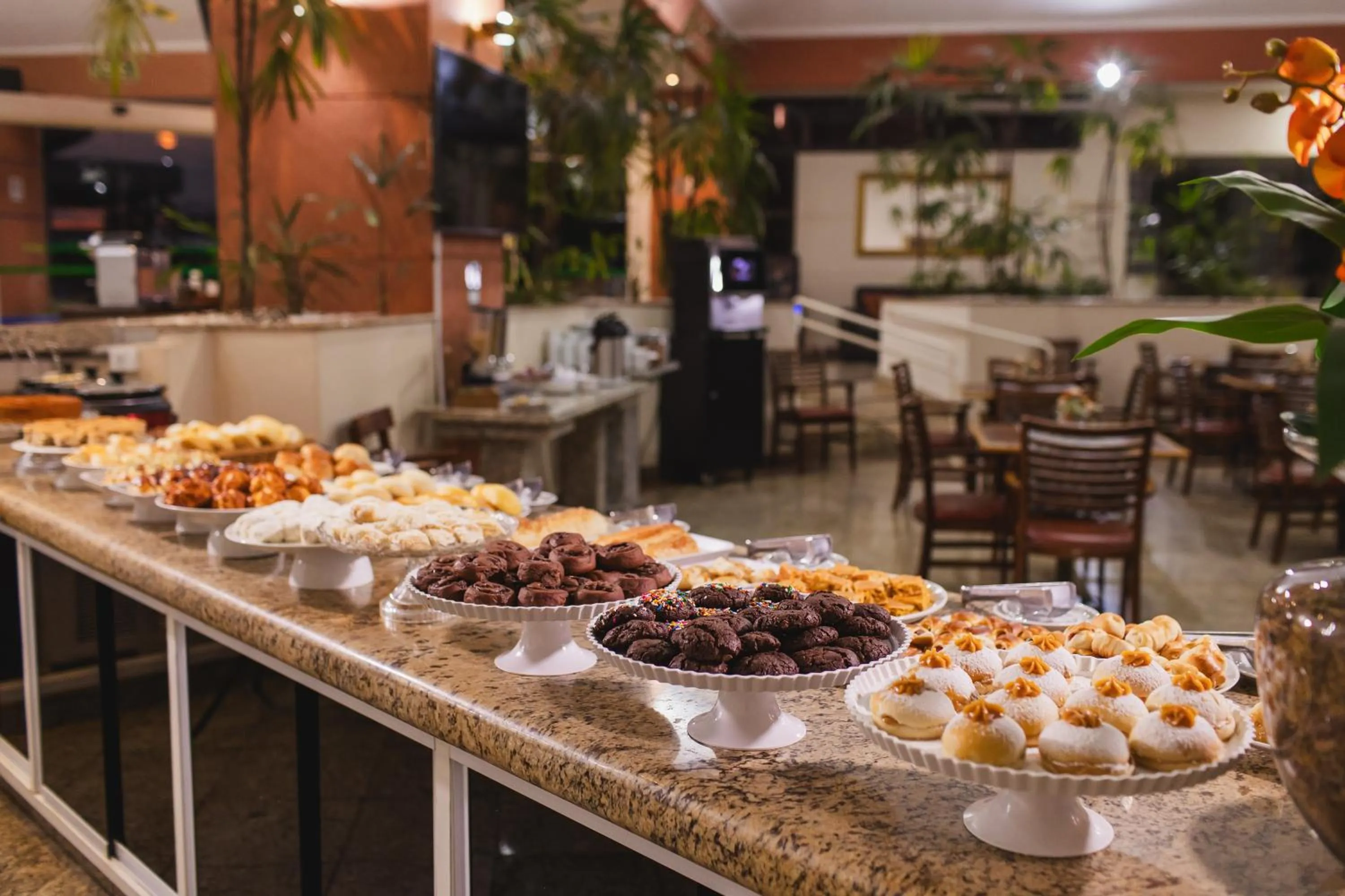 Breakfast in Hotel Golden Park Ribeirão Preto by Nacional Inn