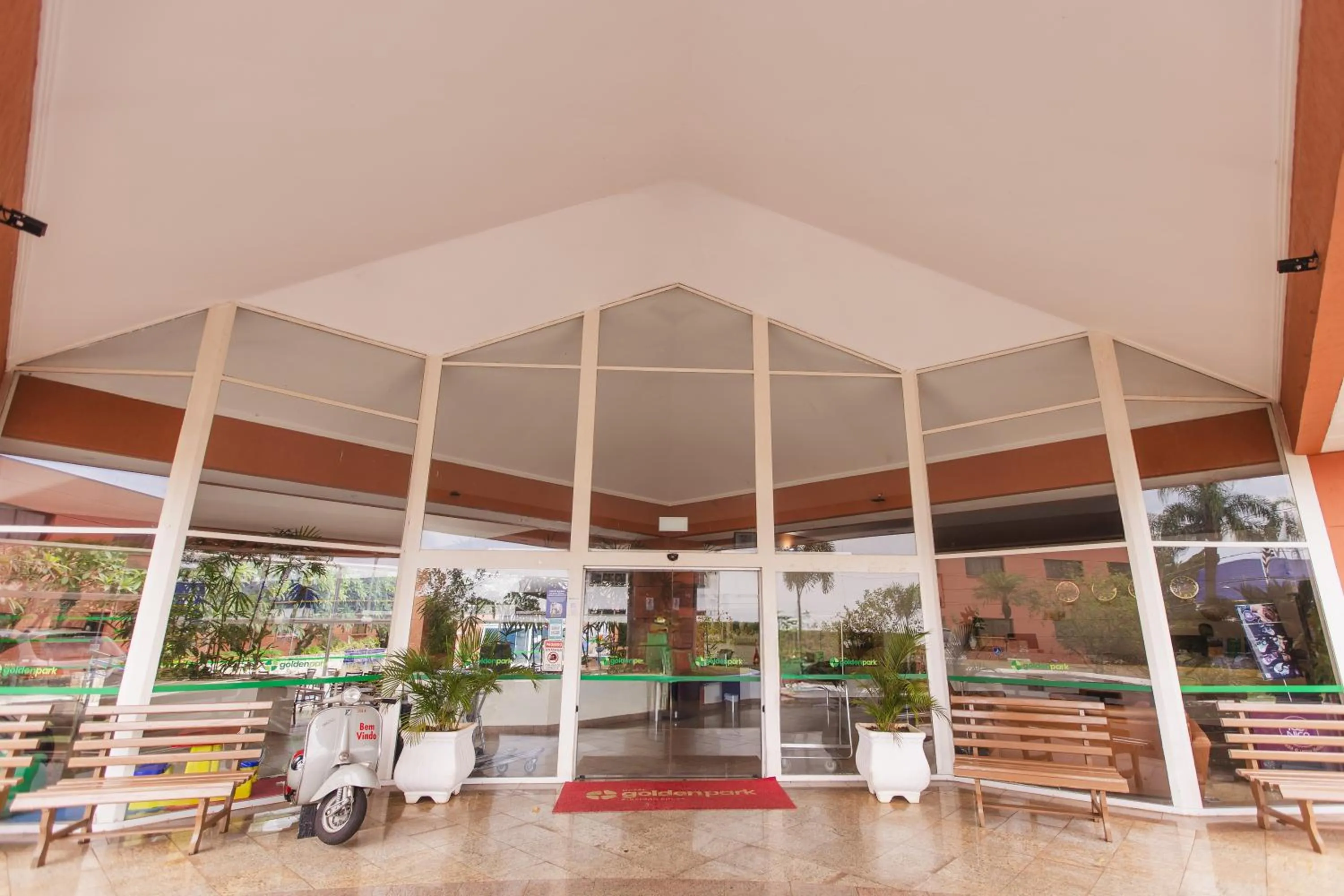Facade/entrance in Hotel Golden Park Ribeirão Preto by Nacional Inn