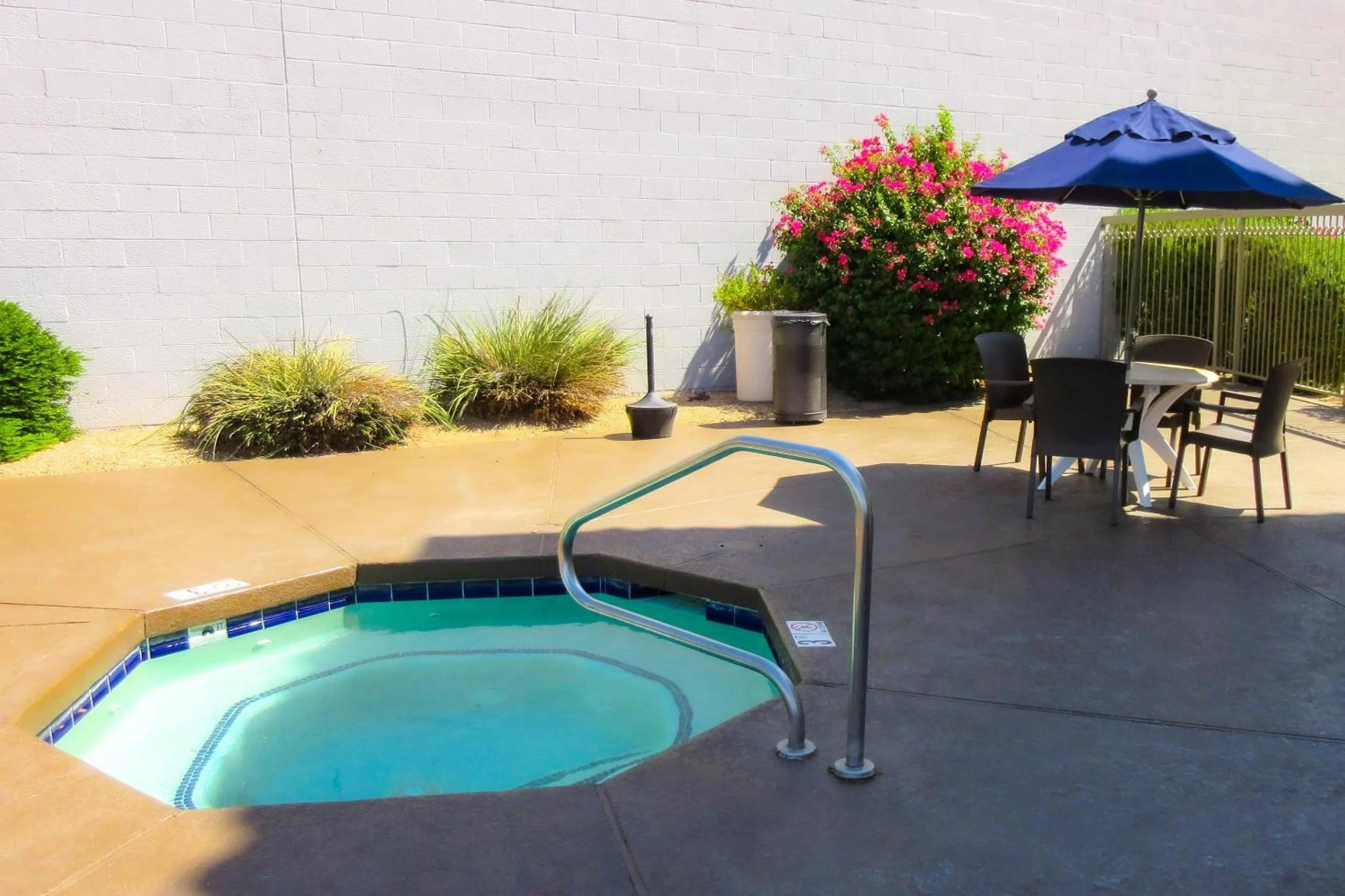 Swimming pool in Comfort Inn & Suites Phoenix North - Deer Valley