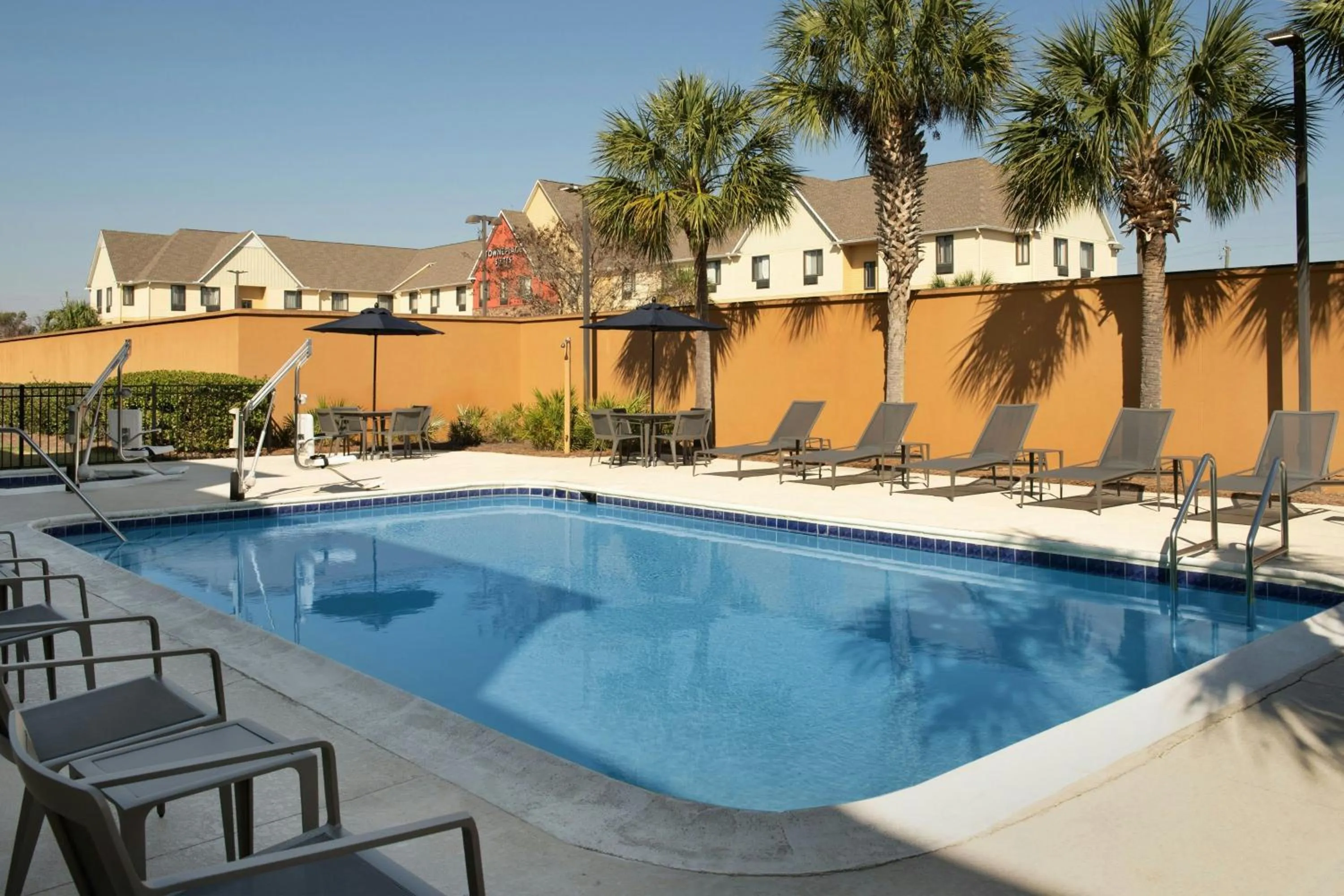 Swimming pool in Courtyard by Marriott Panama City