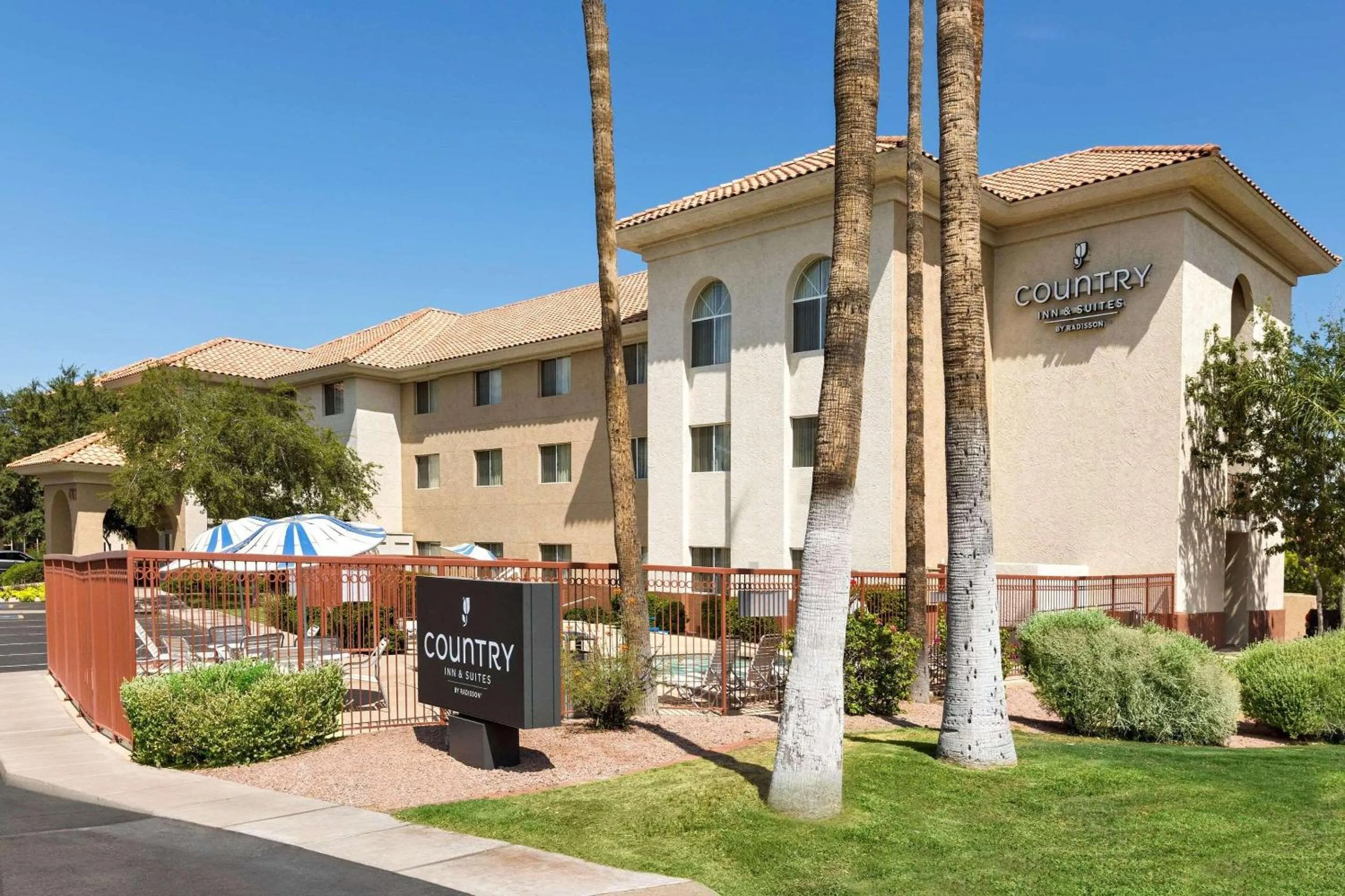 Property building in Country Inn & Suites by Radisson, Phoenix Airport, AZ