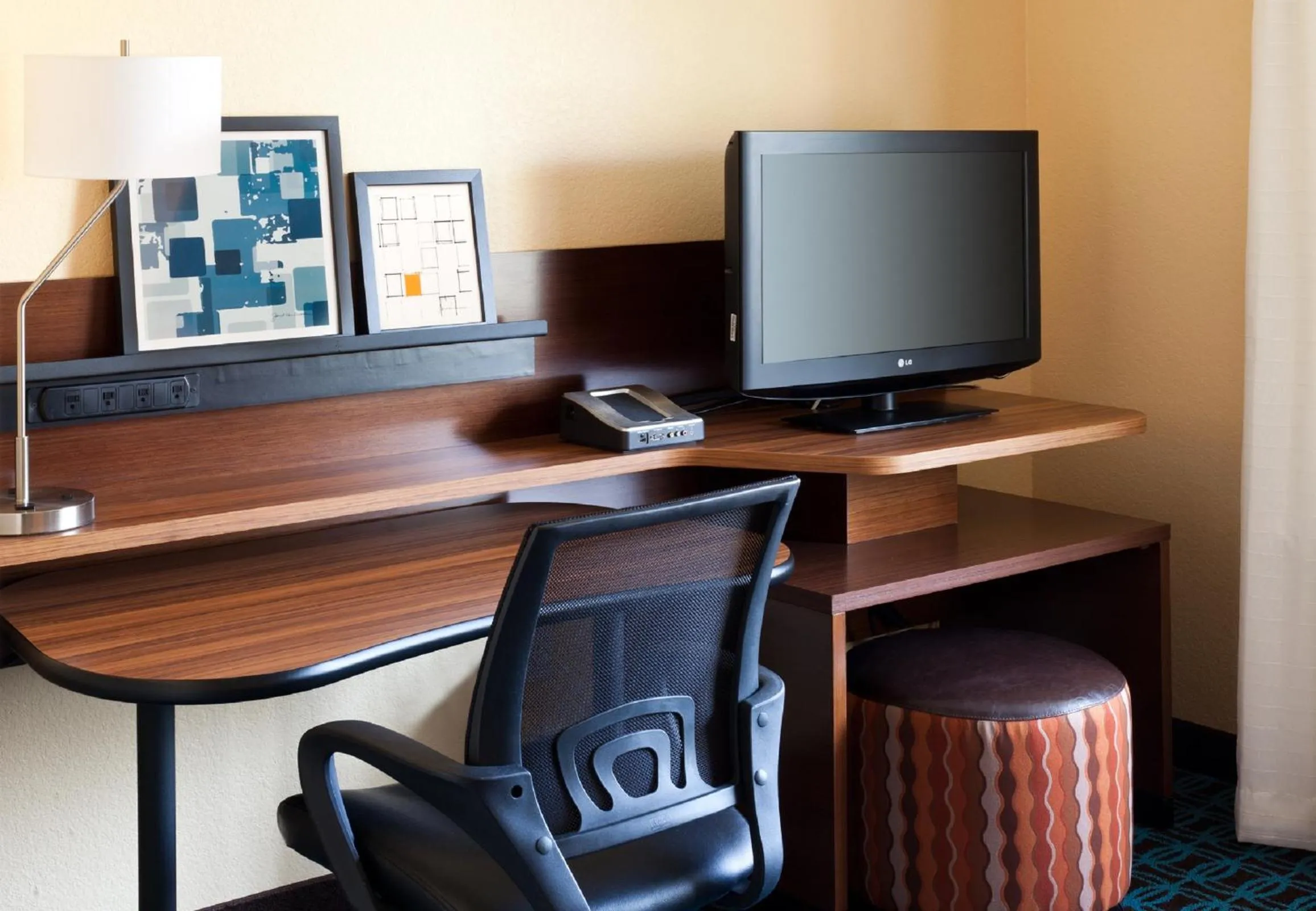 TV and multimedia in Country Inn & Suites by Radisson, Phoenix Airport, AZ