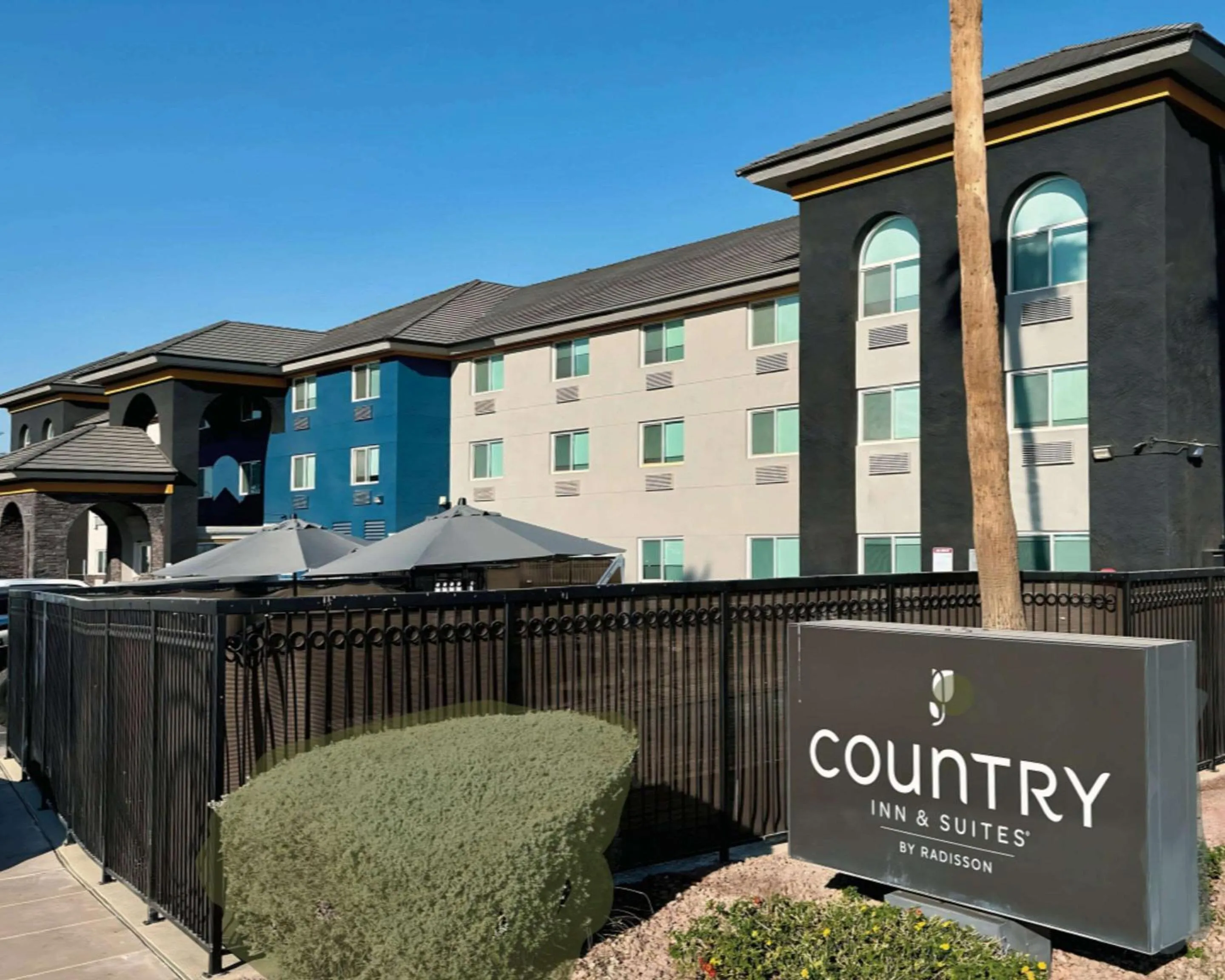 Property building in Country Inn & Suites by Radisson, Phoenix Airport, AZ