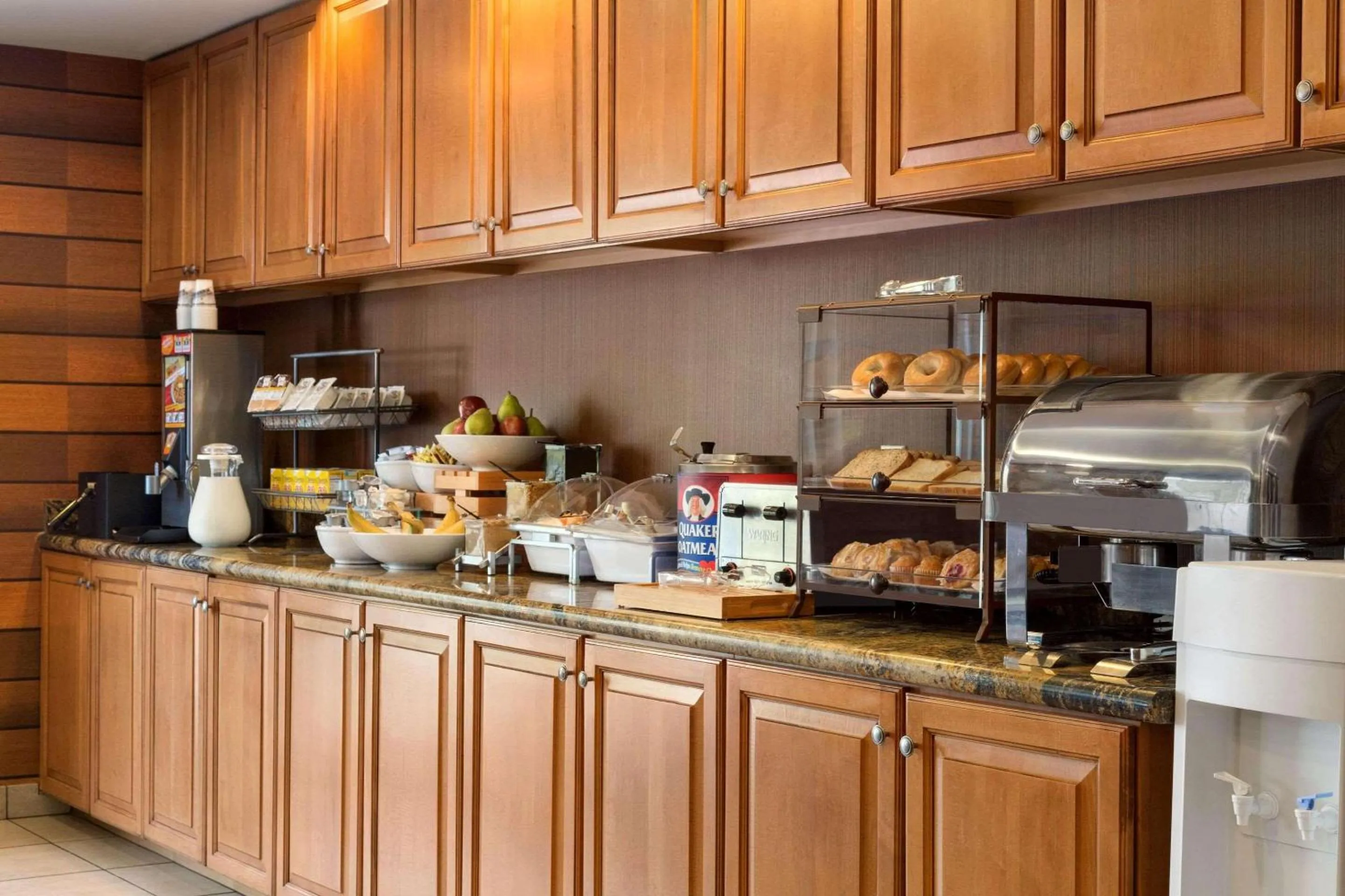 Breakfast in Country Inn & Suites by Radisson, Phoenix Airport, AZ