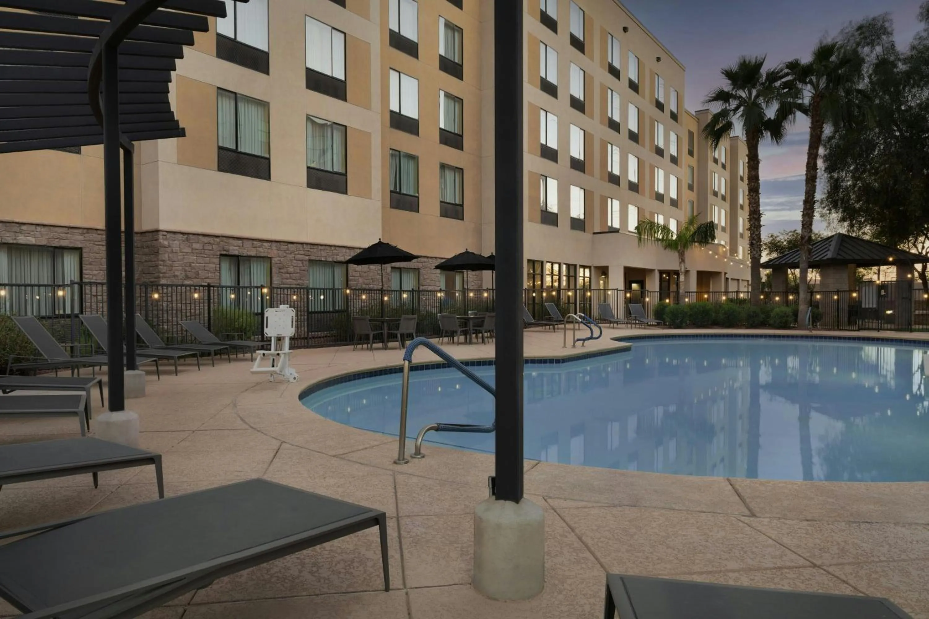 Swimming pool in Residence Inn Phoenix North Happy Valley