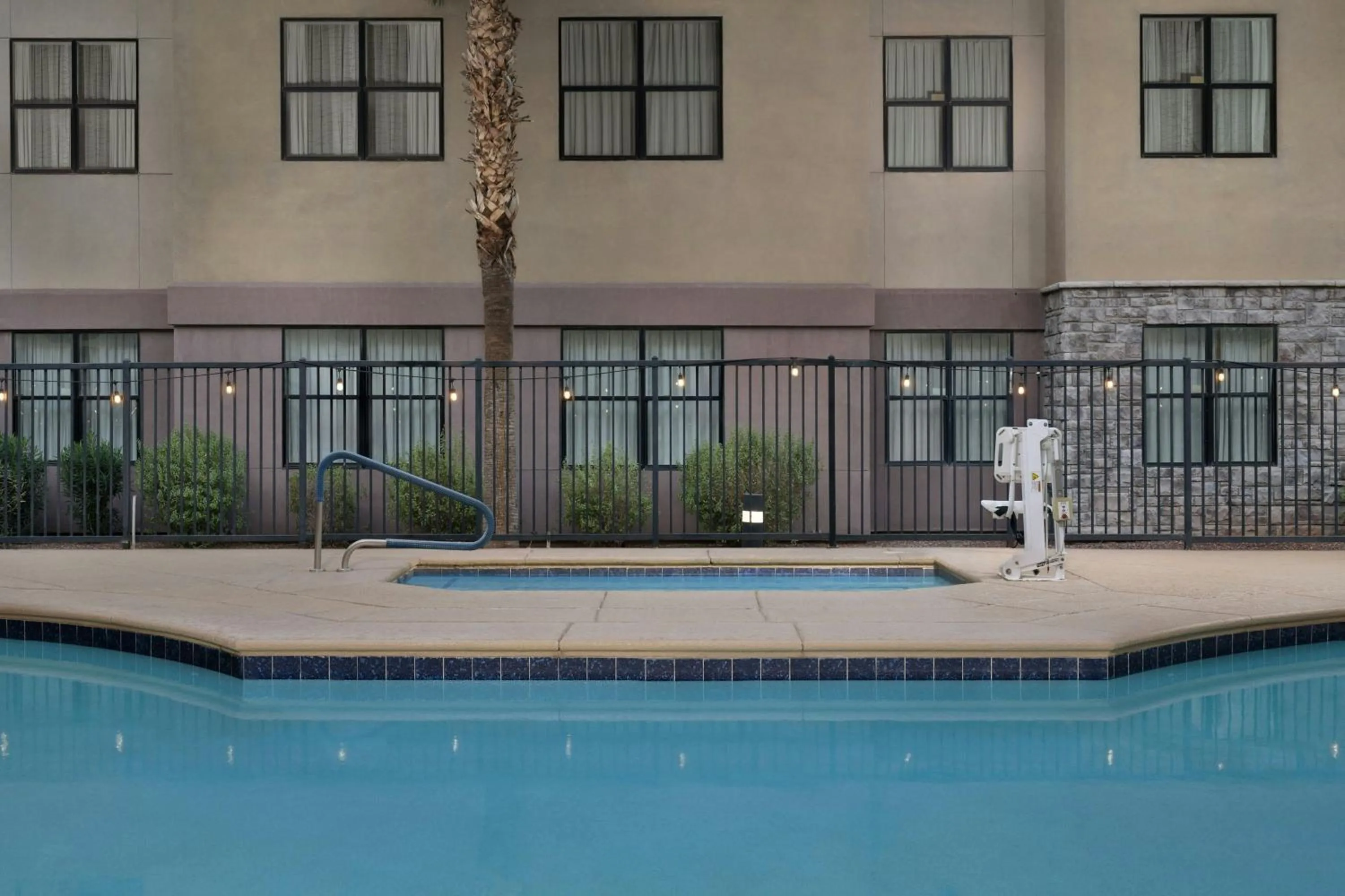 Swimming pool in Residence Inn Phoenix North Happy Valley