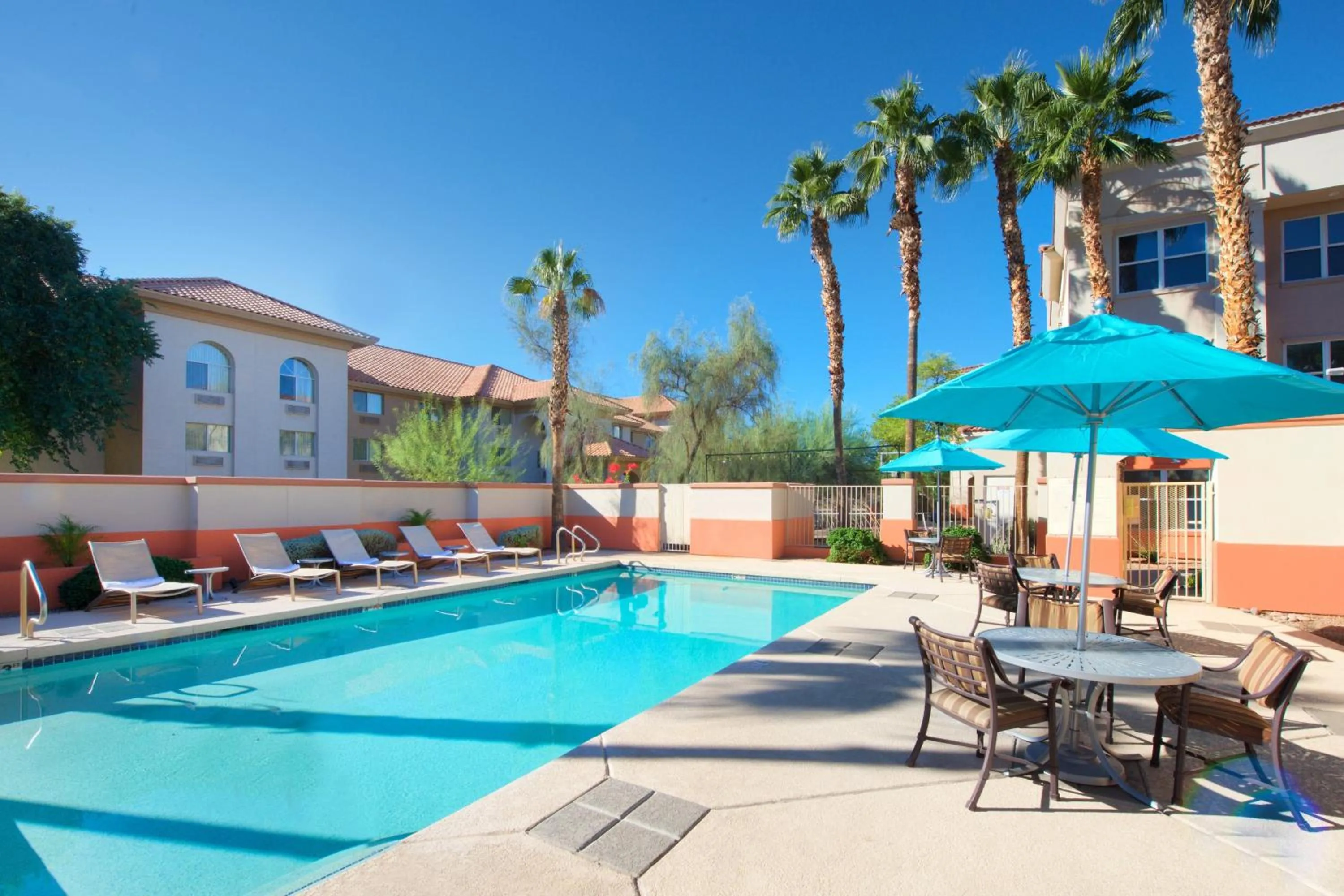 Swimming pool in Residence Inn Phoenix Mesa