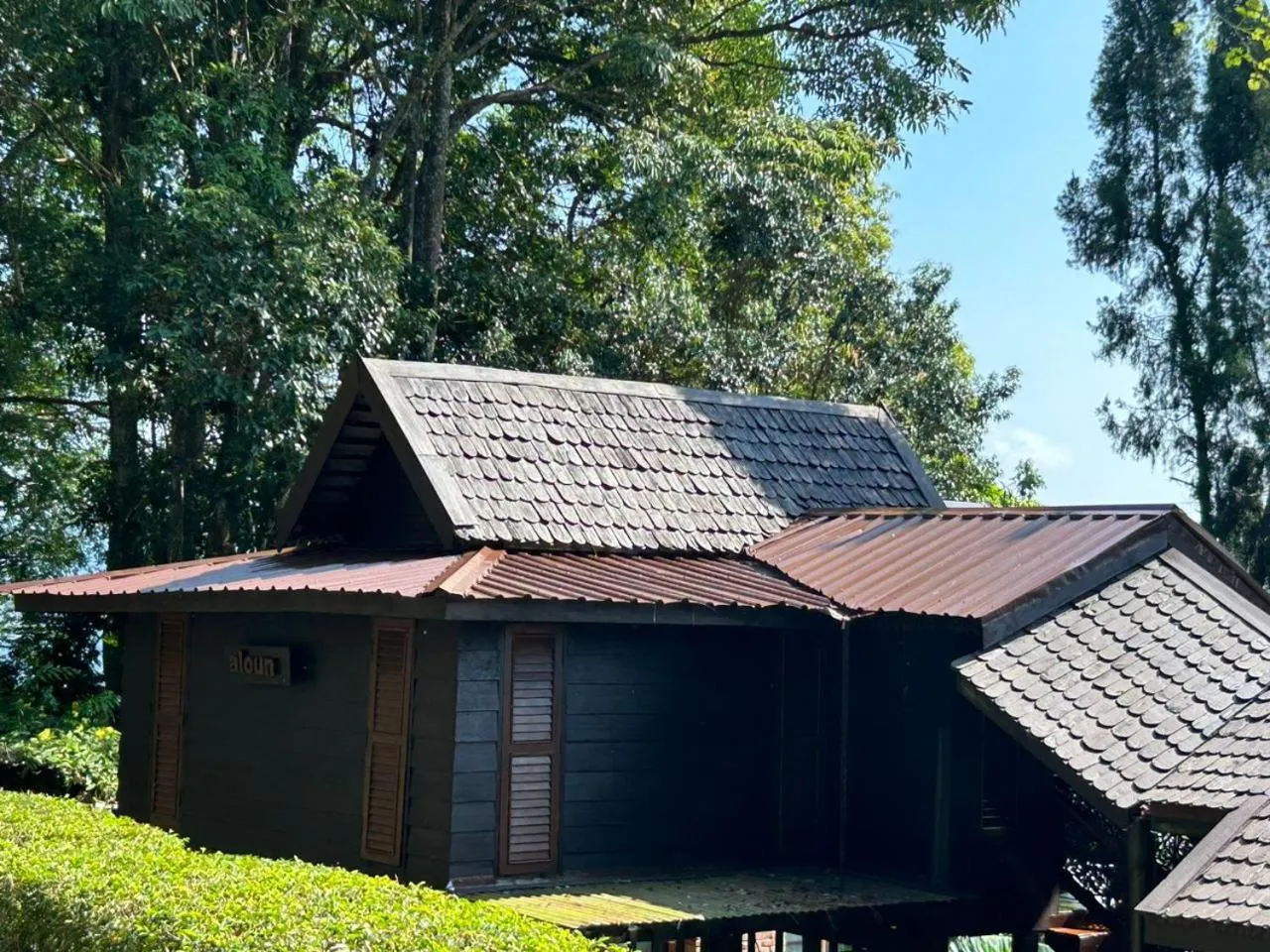 Property building in MaliHom Private Estate