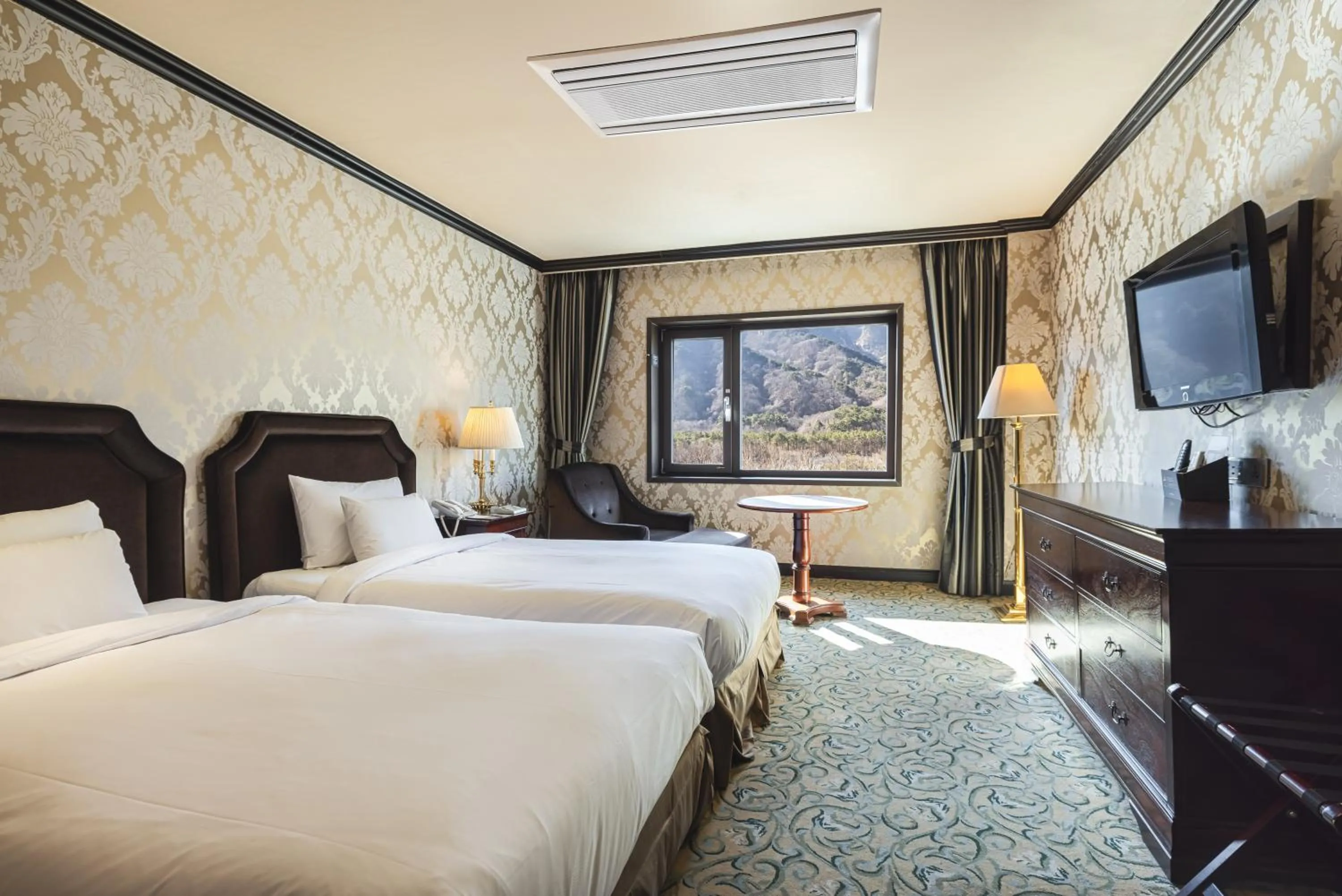 Bedroom, Bed in KensingtonHotel Seorak