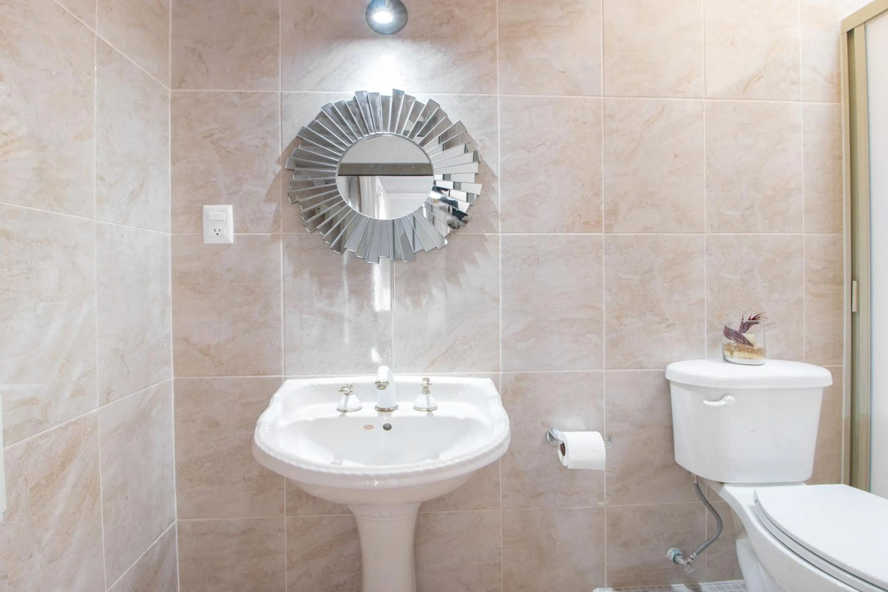 Bathroom in Capital O Hotel San Jose, San Luis Potosi