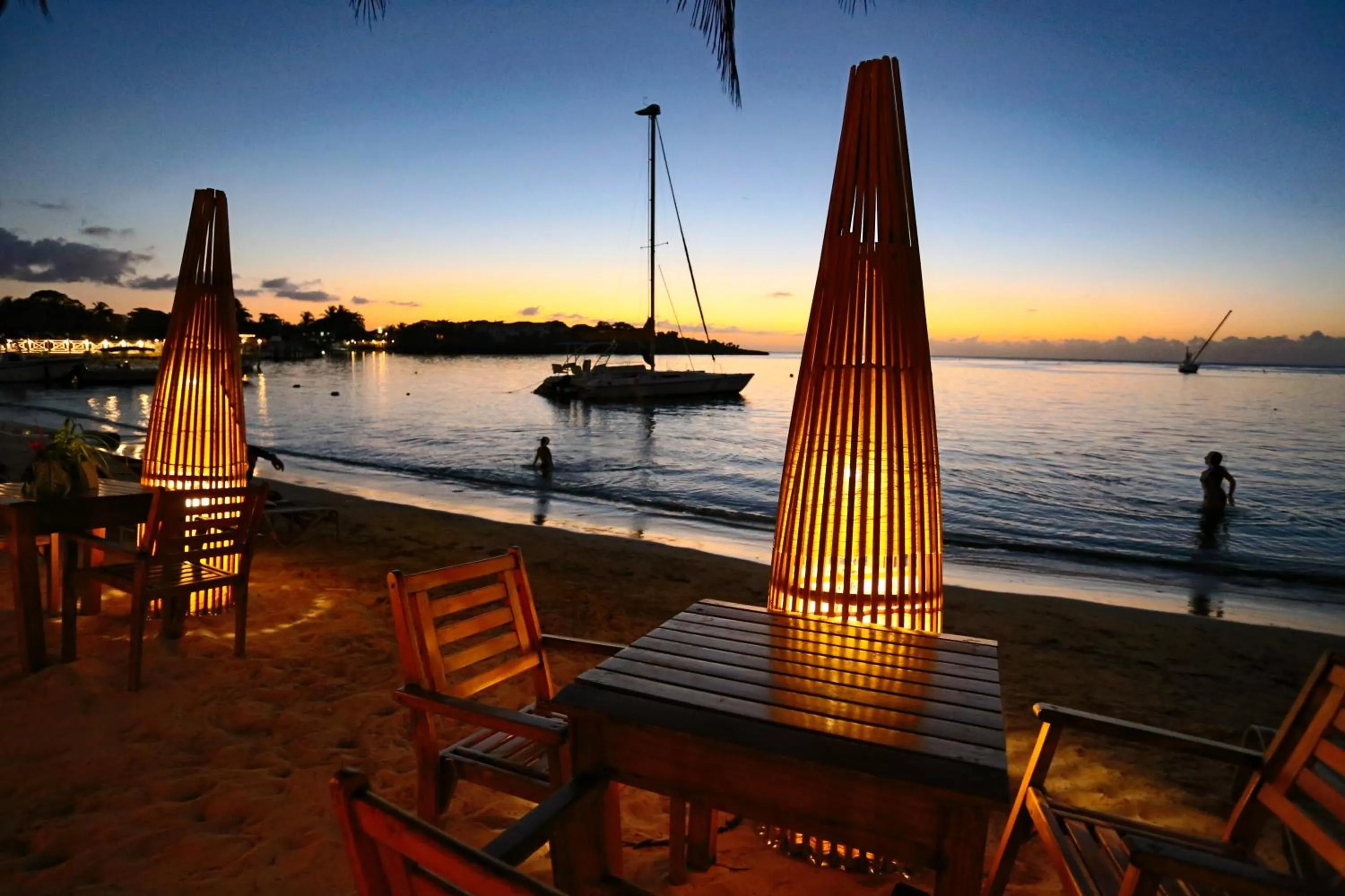 Restaurant/places to eat in Posada Arco Iris, West End