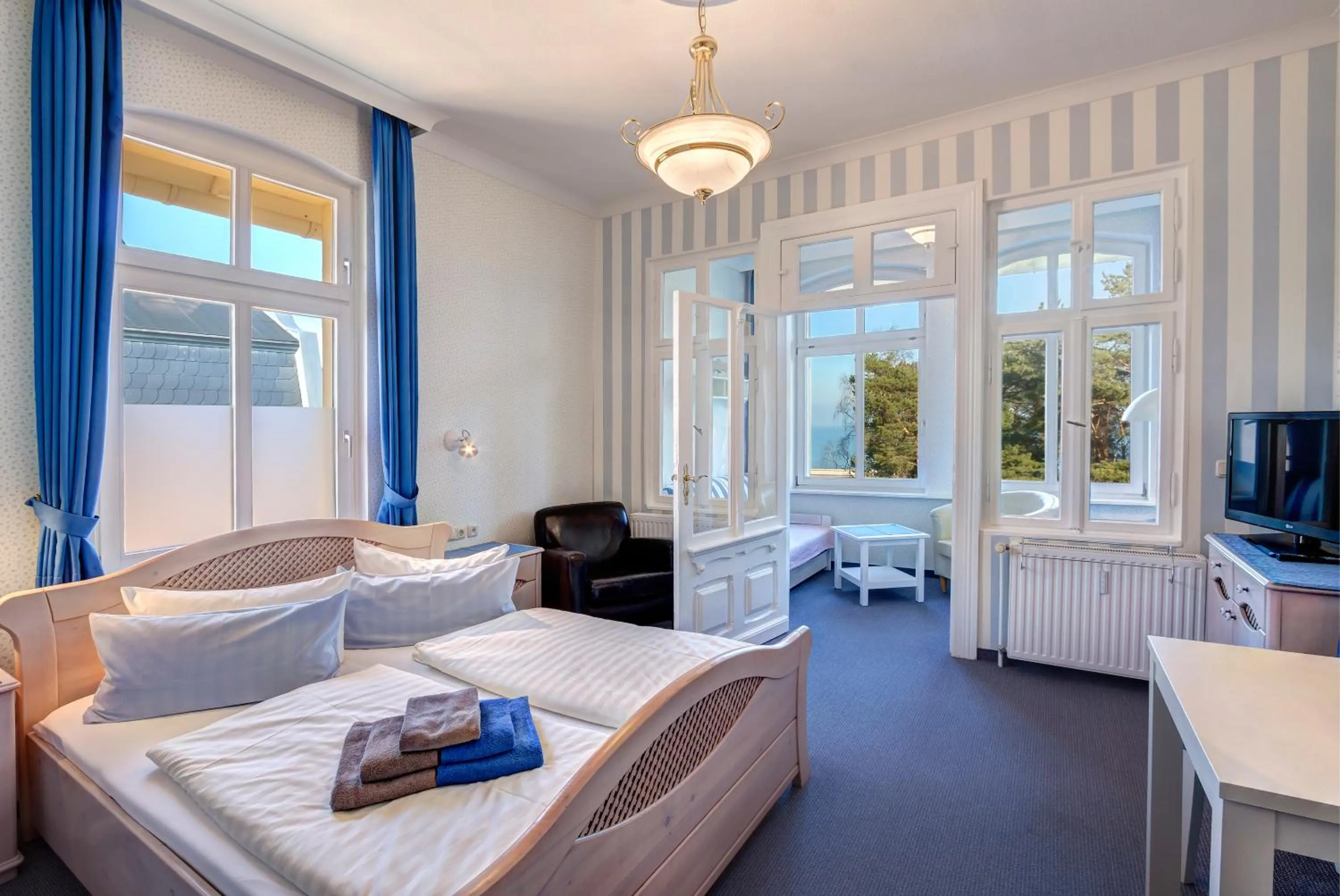Photo of the whole room, Bed in Hotel Villa Seeschlößchen