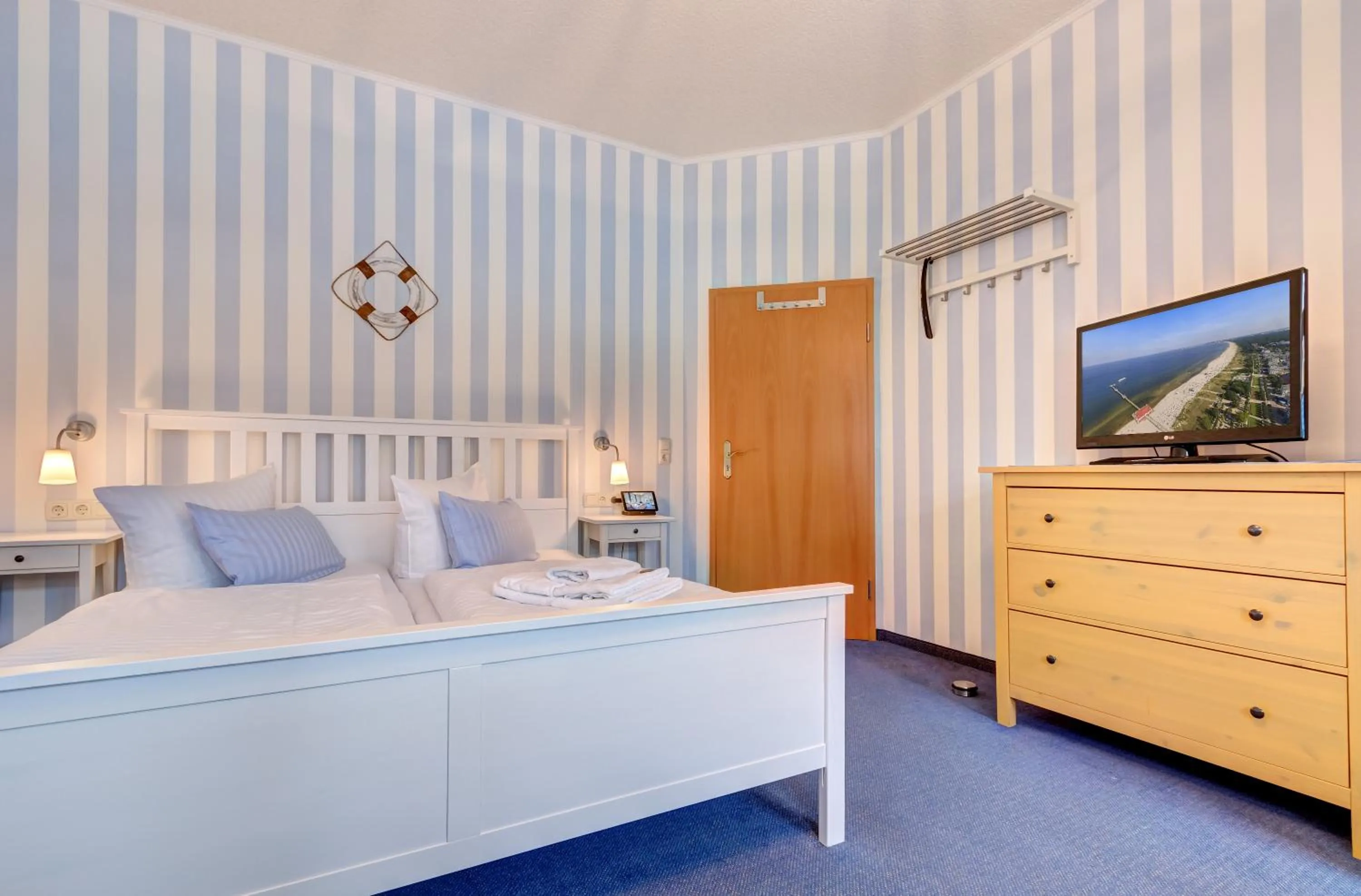 Photo of the whole room, Bed in Hotel Villa Seeschlößchen