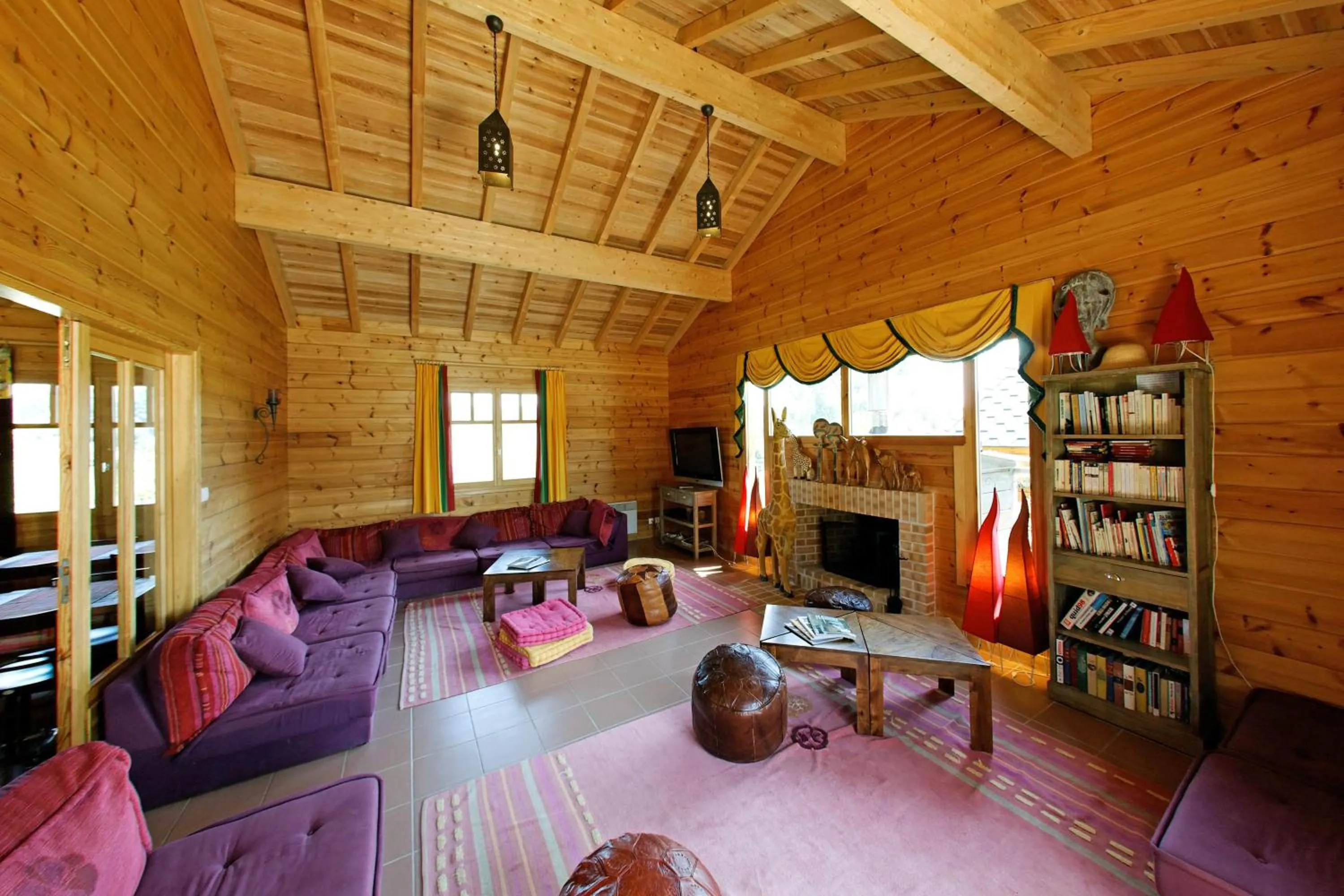 Communal lounge/ TV room in Le Village des Monédières