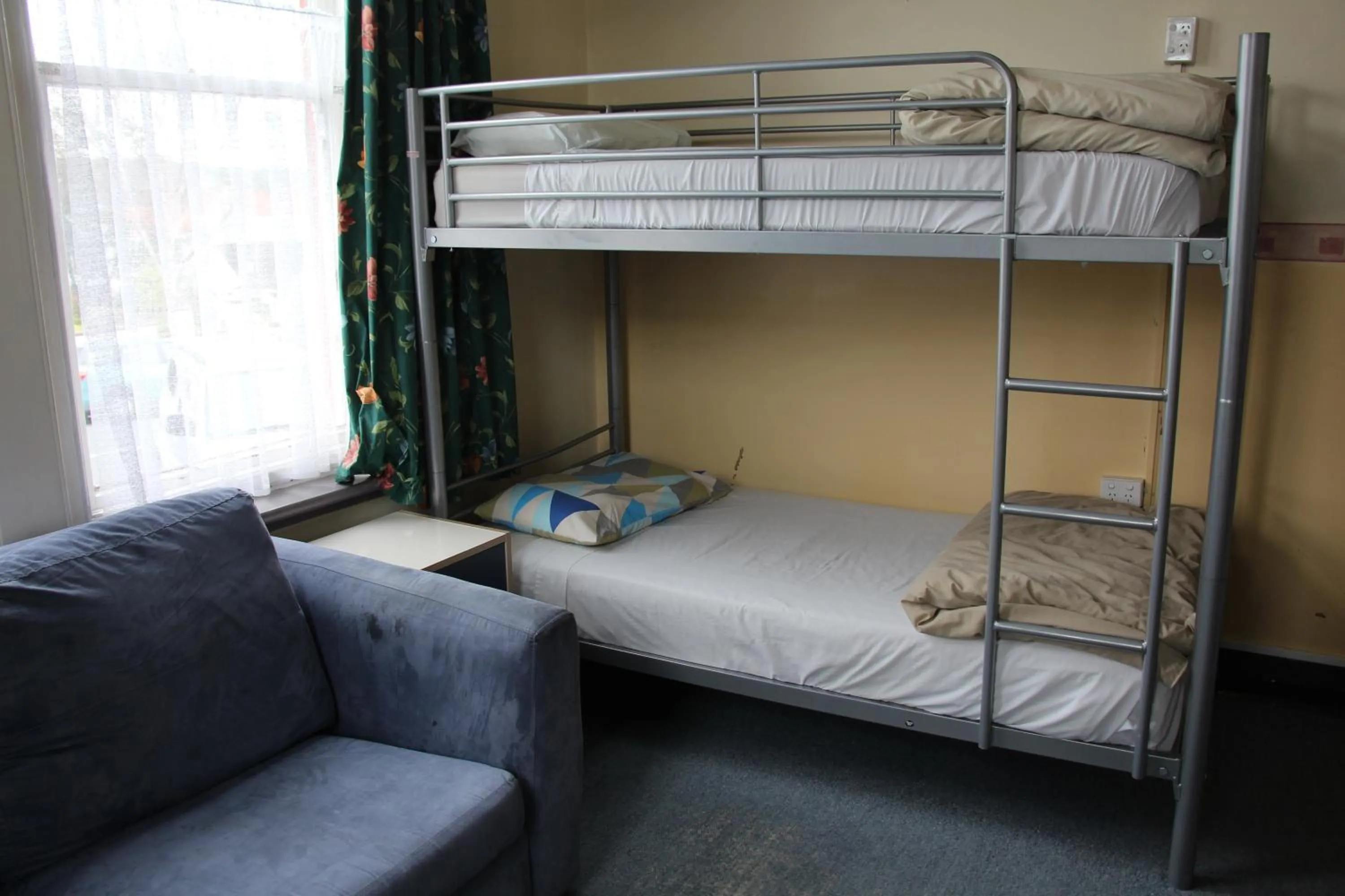 Bedroom, Bed in Chalet Backpackers