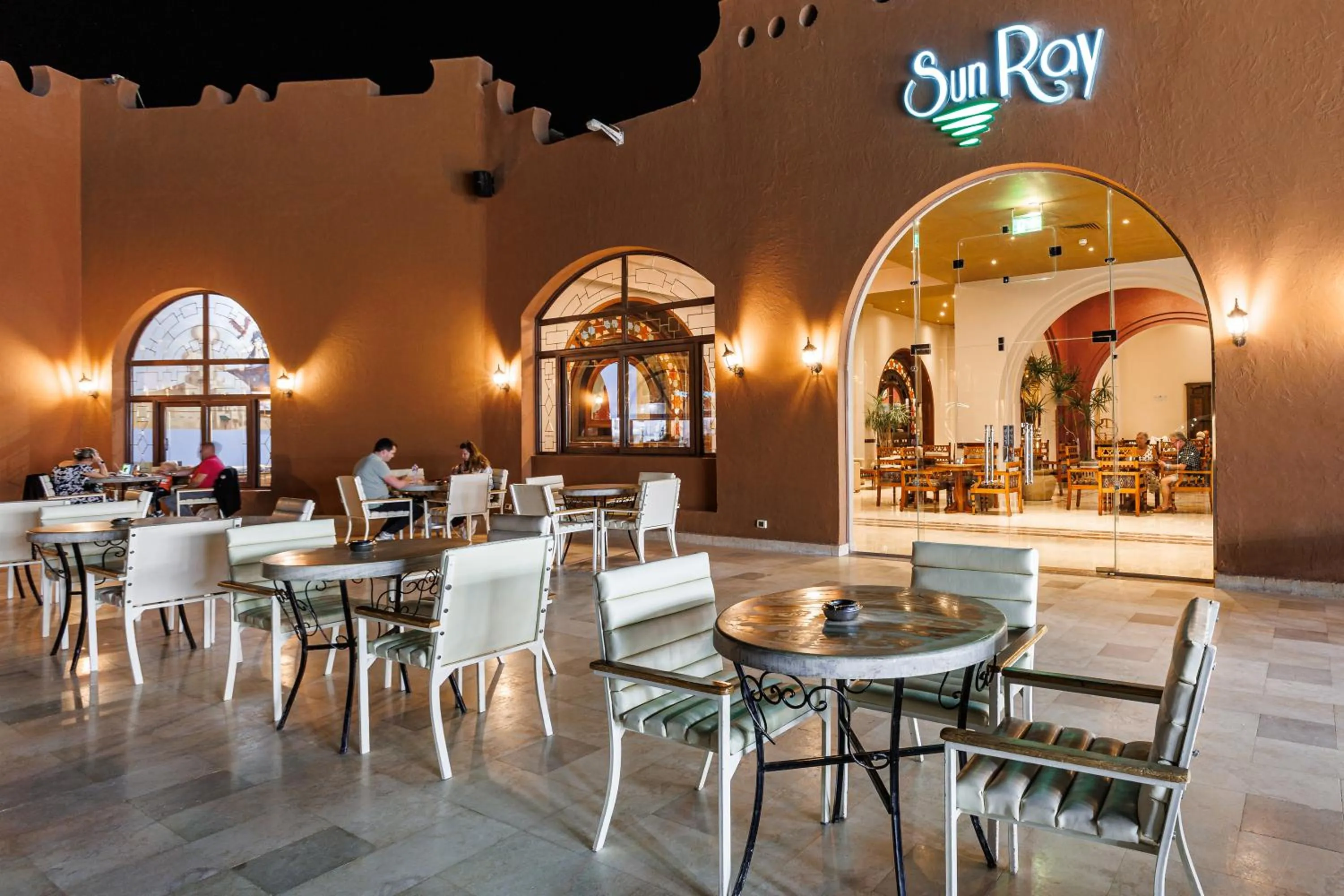 Lounge or bar in Sunrise Royal Makadi Resort