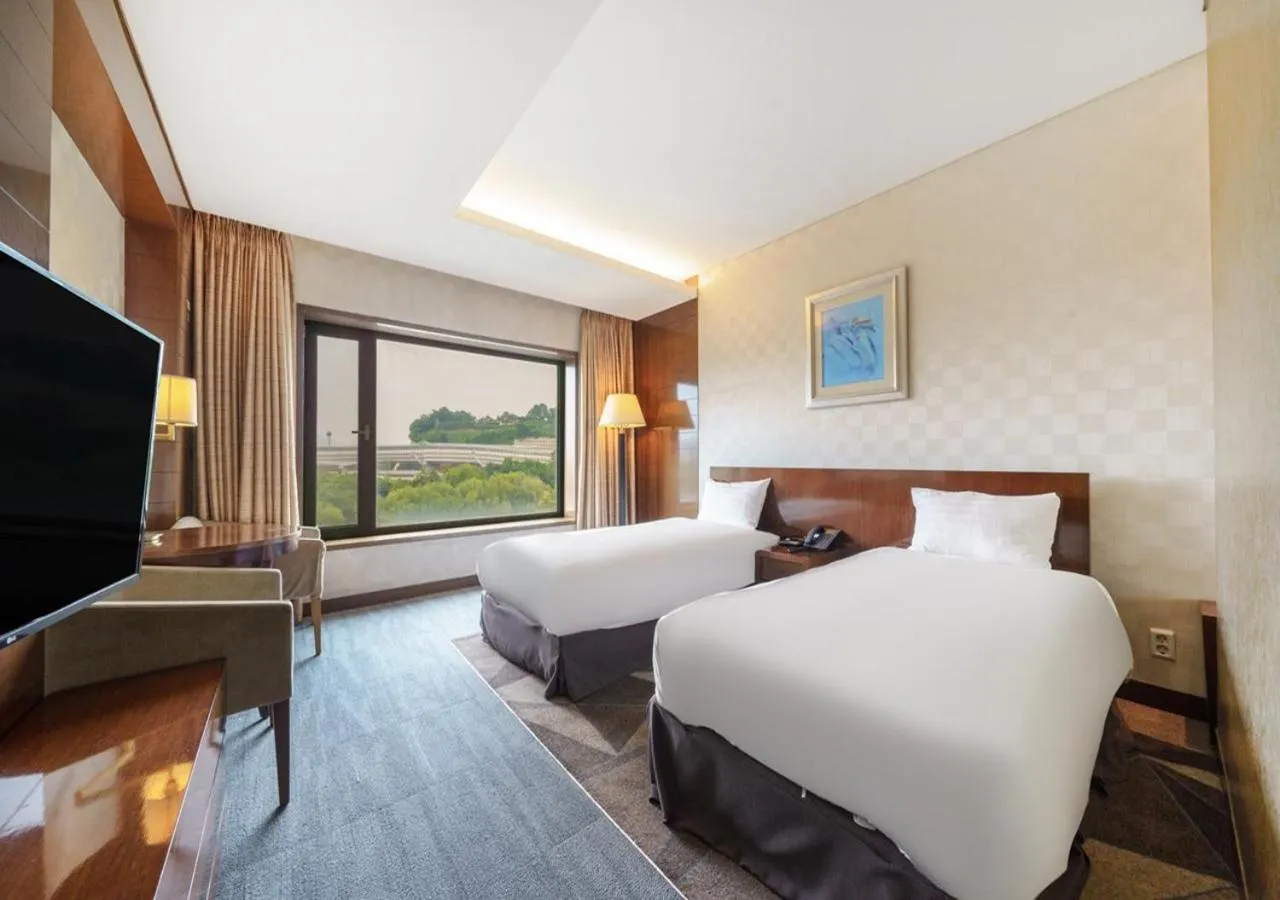 Photo of the whole room, Bed in Niagara Hotel