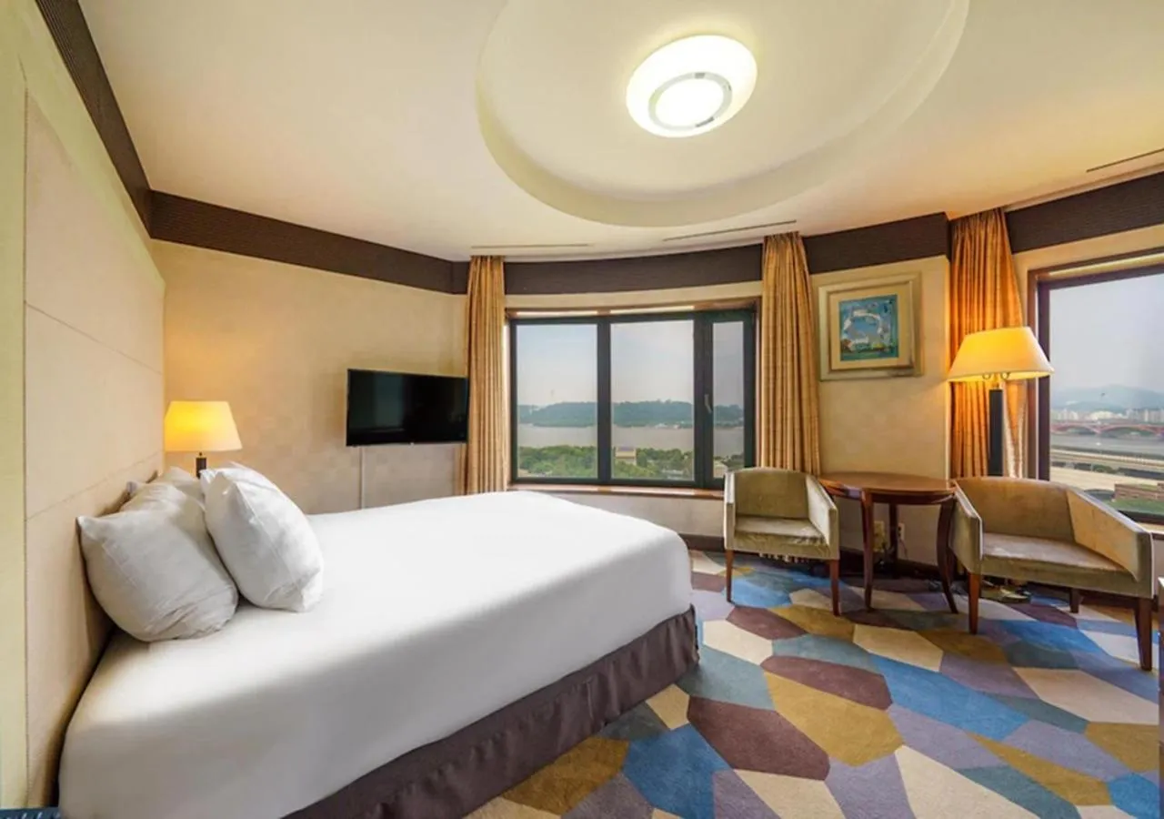 Photo of the whole room, Bed in Niagara Hotel