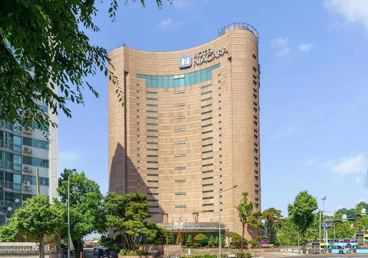 Property building in Niagara Hotel