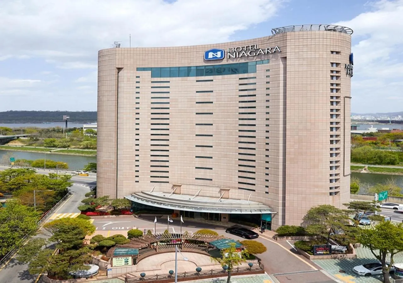 Property building in Niagara Hotel