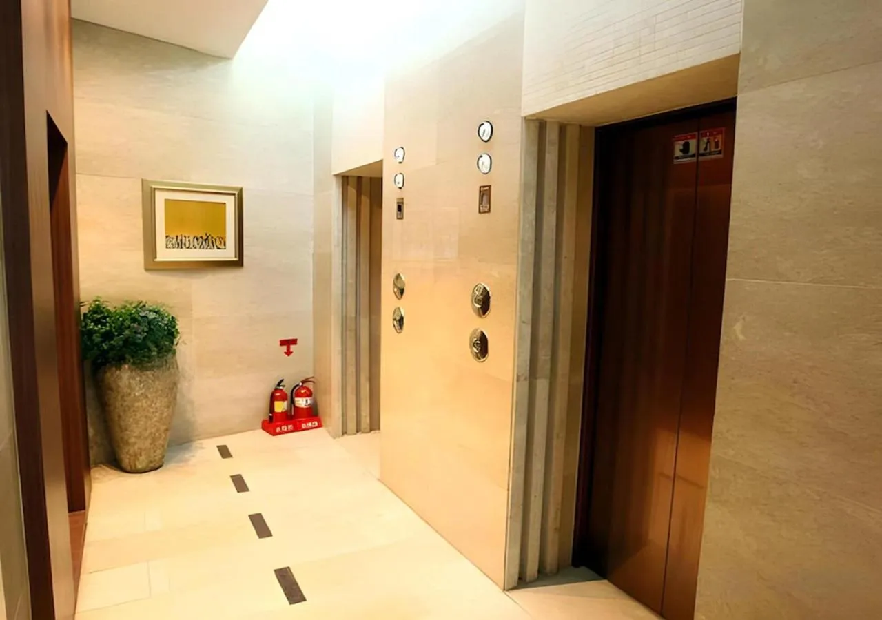 elevator in Niagara Hotel