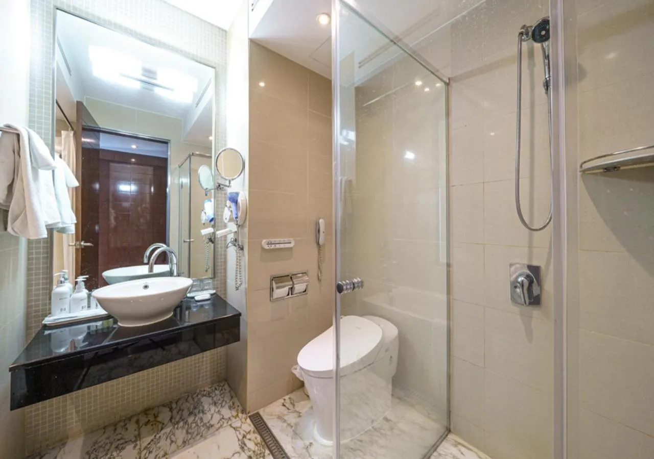 Shower in Niagara Hotel