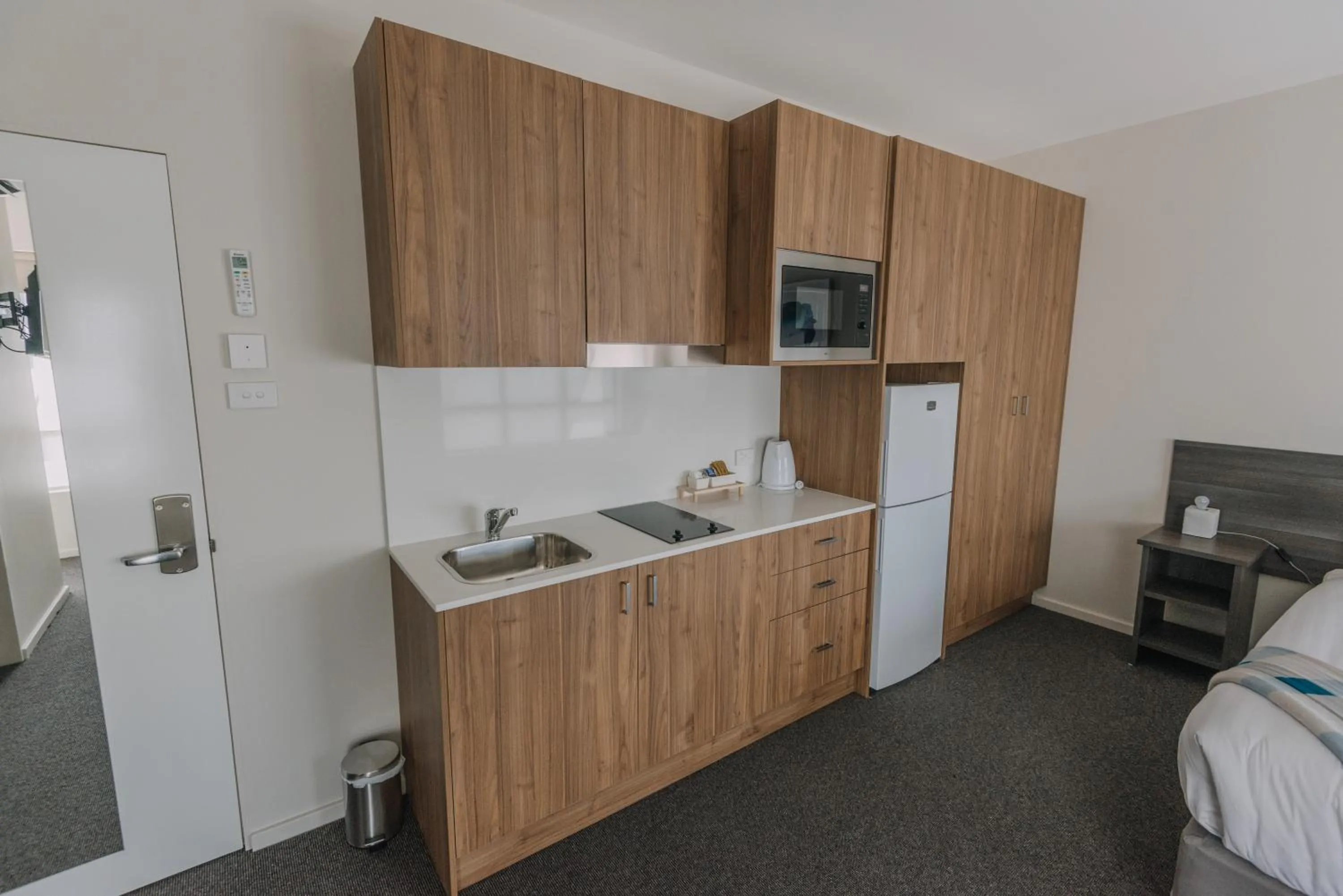 Kitchen or kitchenette, Bed in Studios On Beaumont