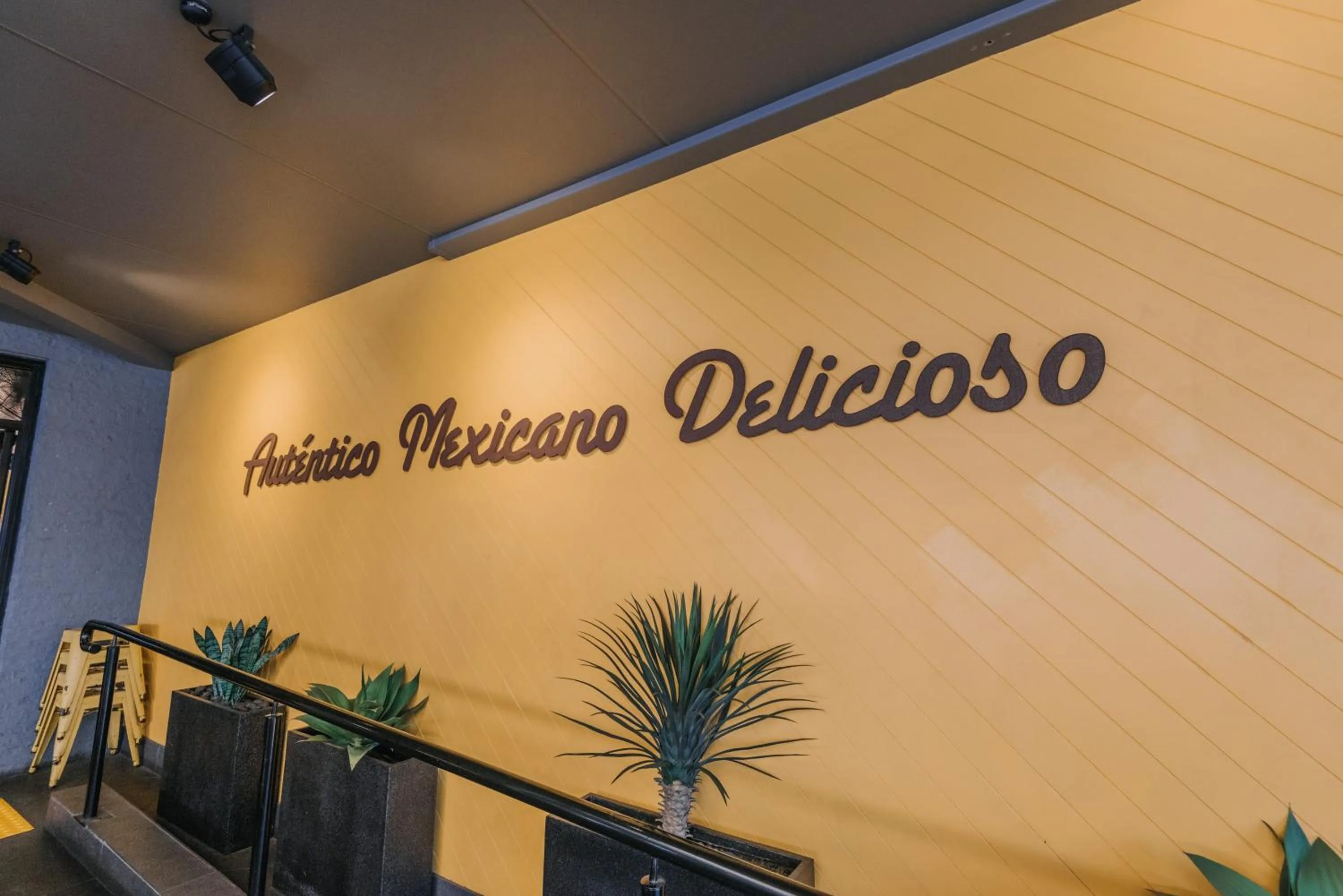 Restaurant/places to eat in Studios On Beaumont