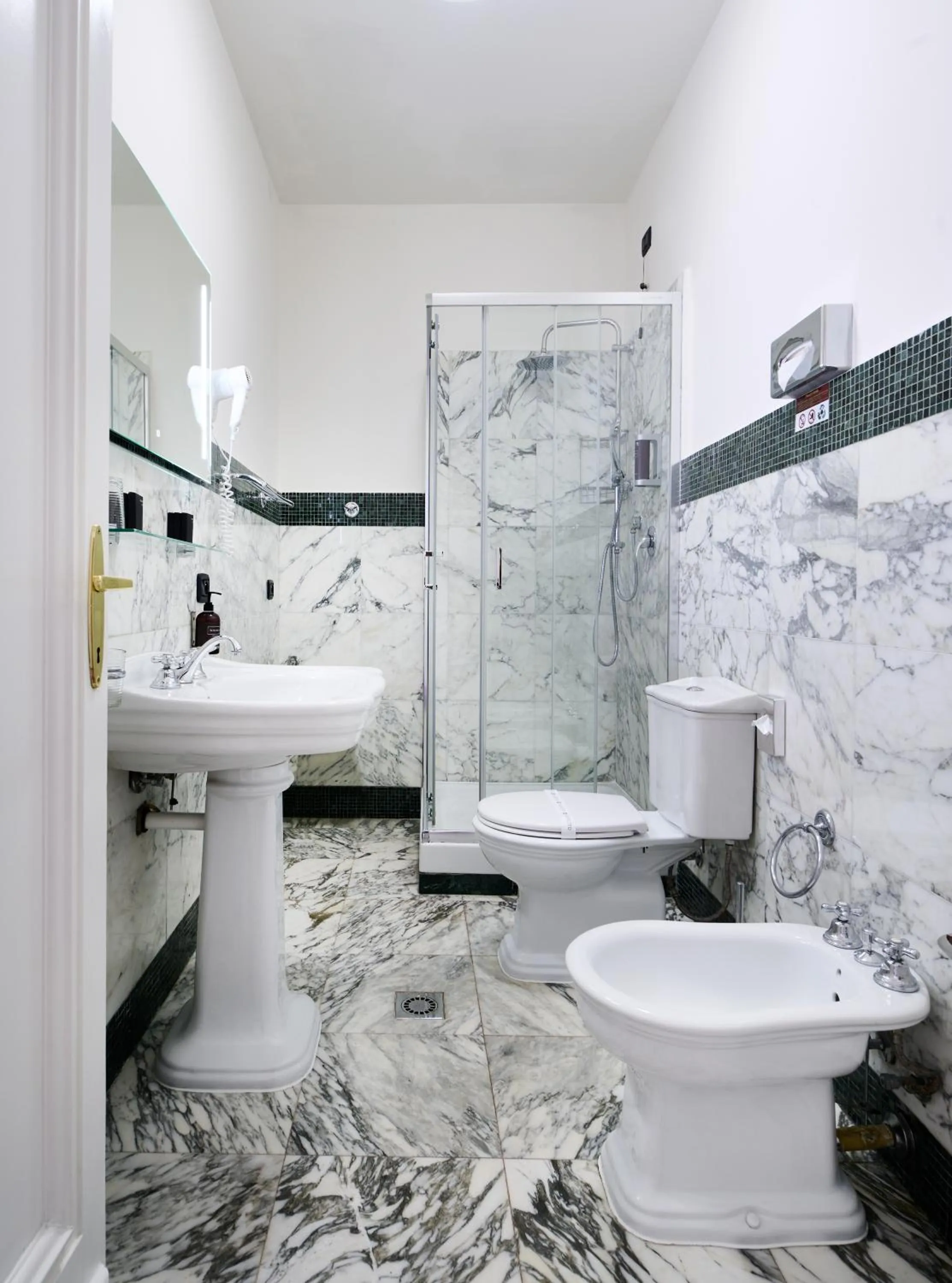 Bathroom in Hotel Leon D´Oro