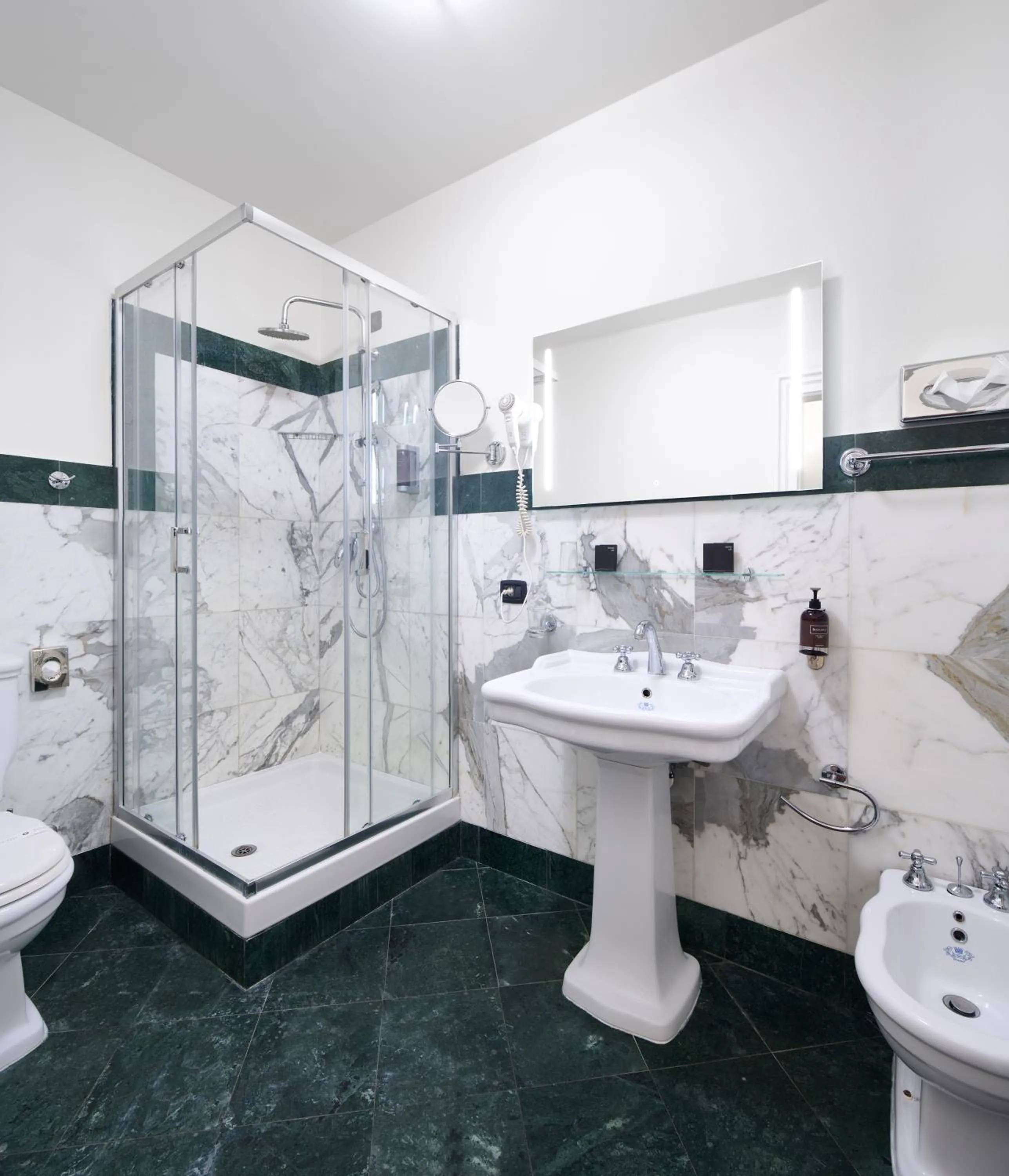 Bathroom in Hotel Leon D´Oro