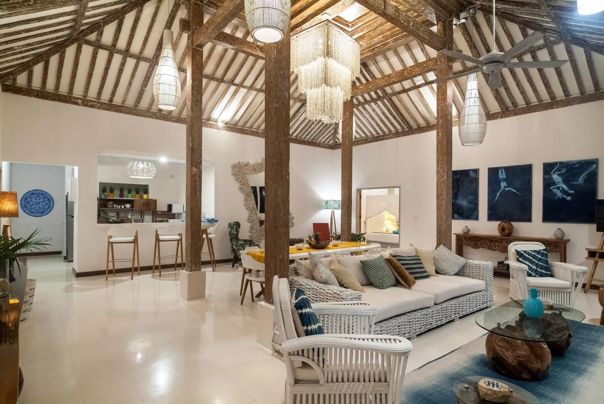 Communal lounge/ TV room in De'Coco Villa