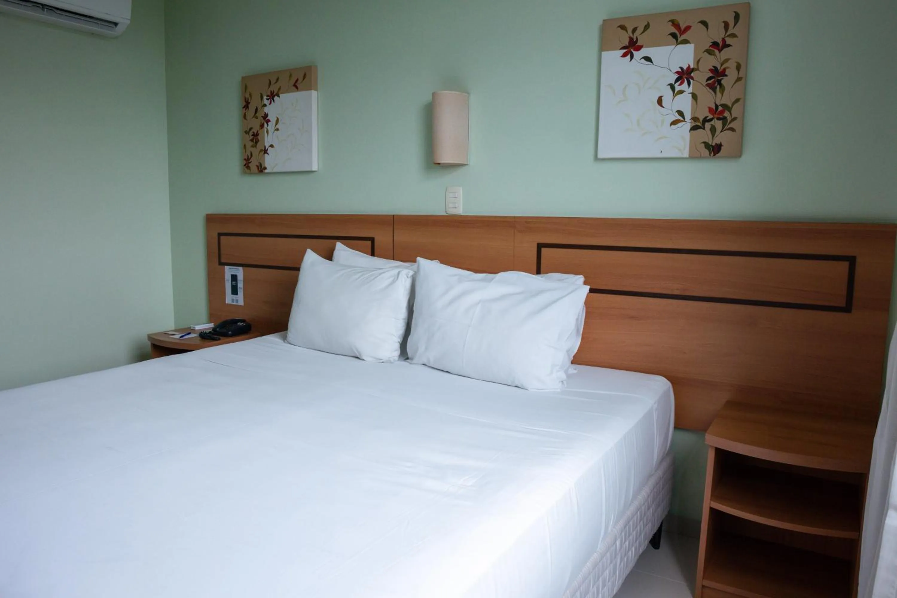 Bed in Comfort Hotel Manaus