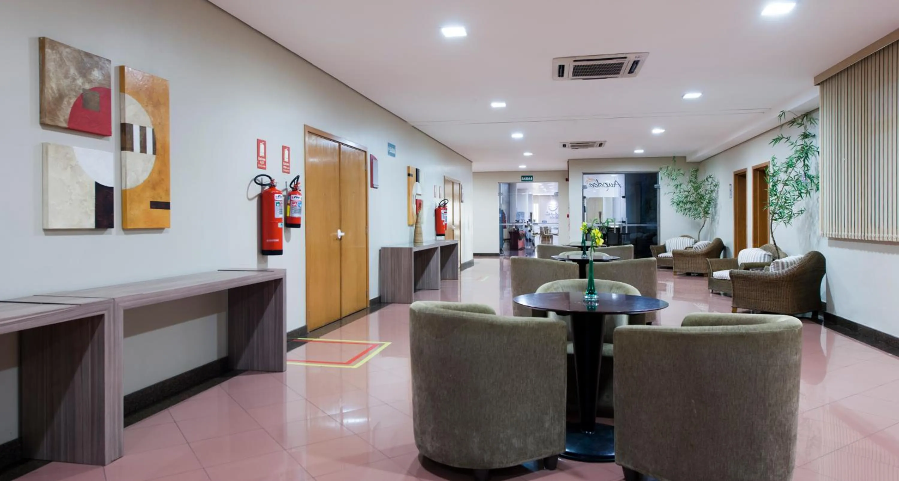 Communal lounge/ TV room in Comfort Hotel Manaus