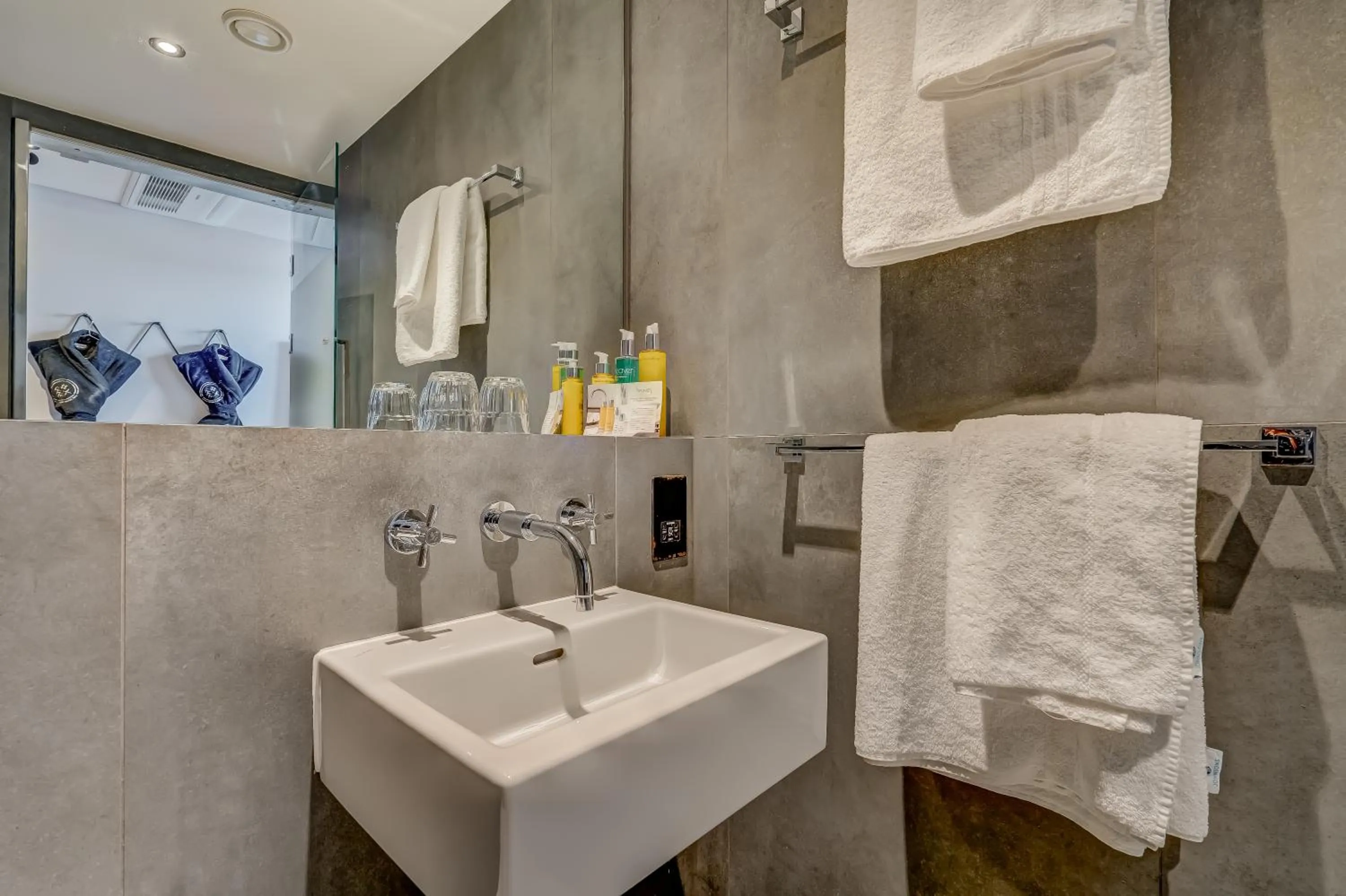 Bathroom in New Road Hotel