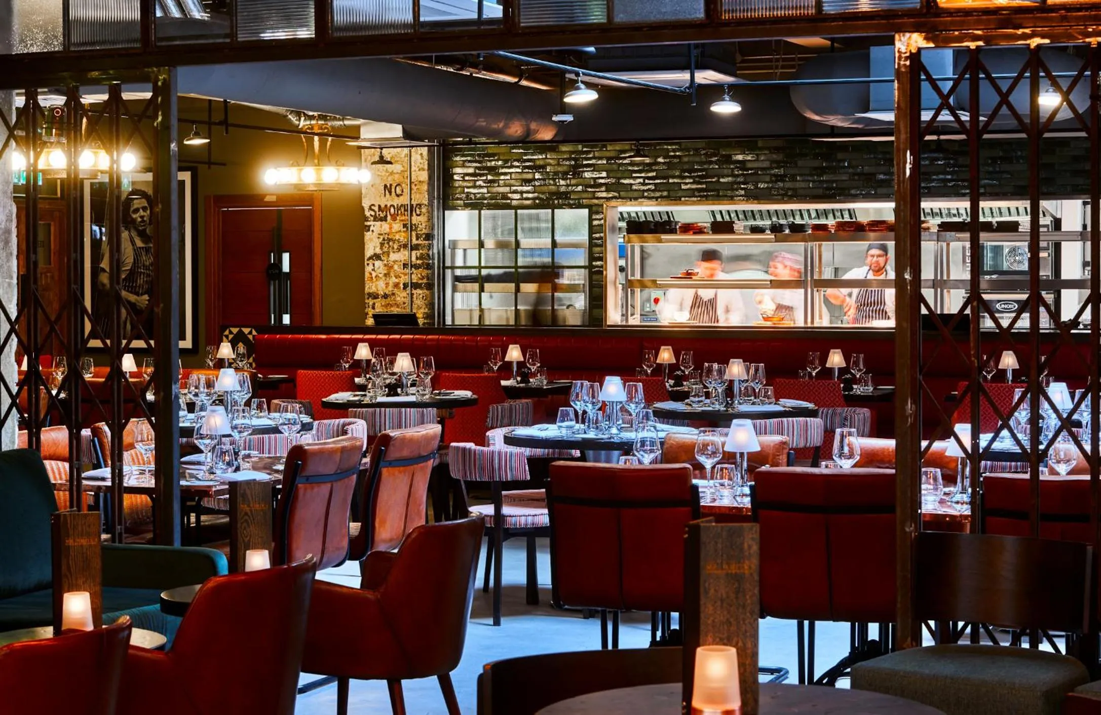 Restaurant/places to eat in New Road Hotel