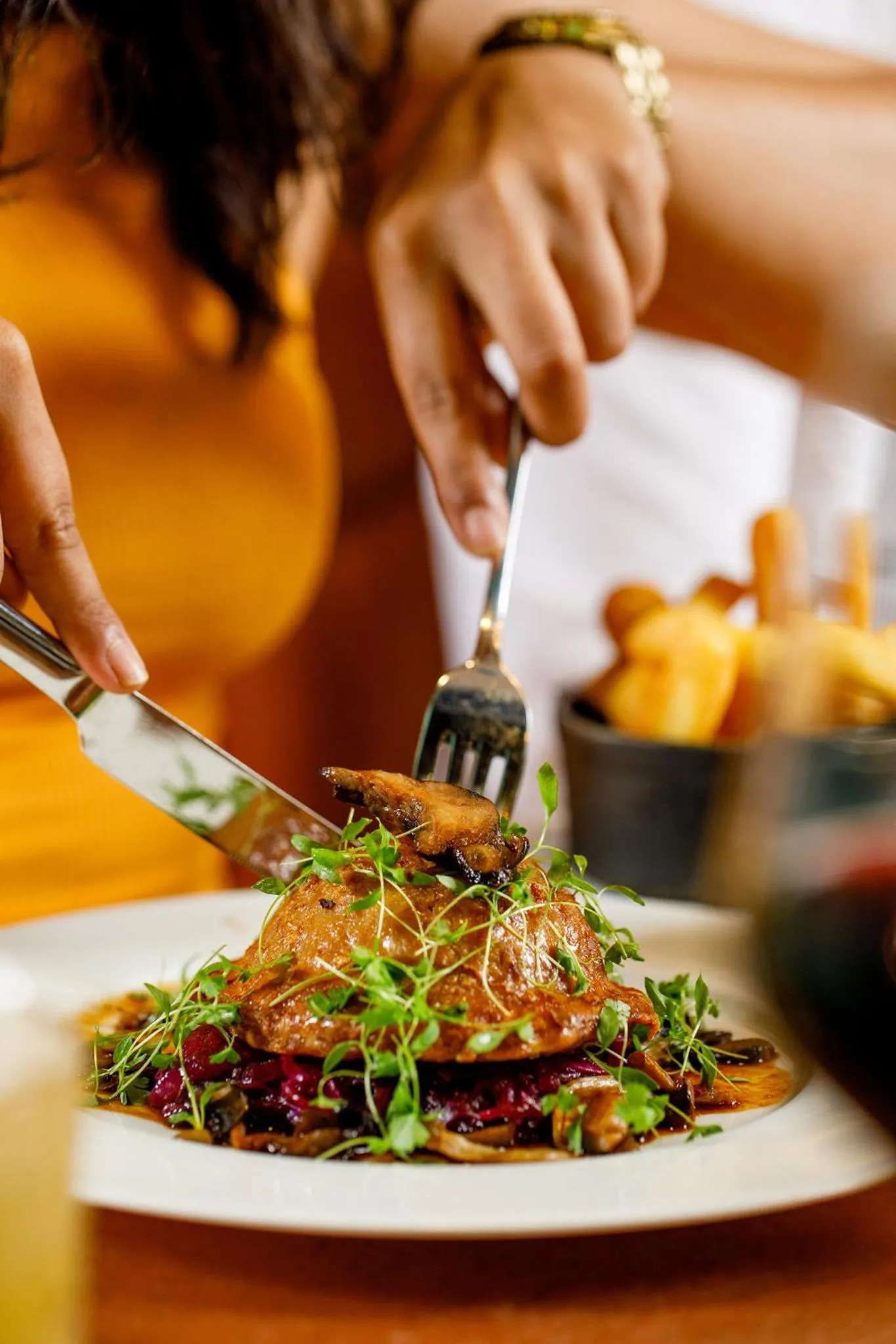 Restaurant/places to eat in New Road Hotel