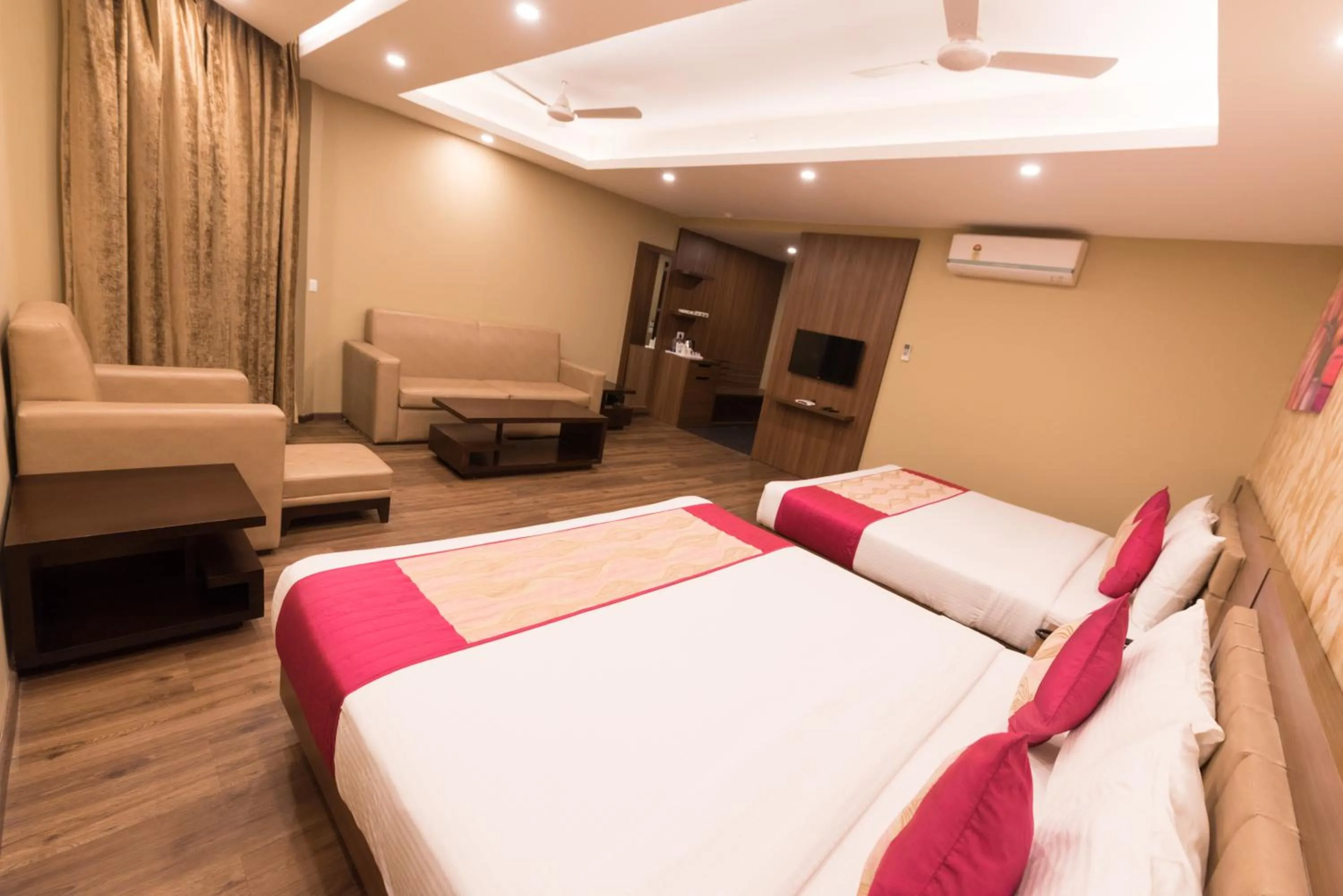 Photo of the whole room, Bed in Le Roi Digha