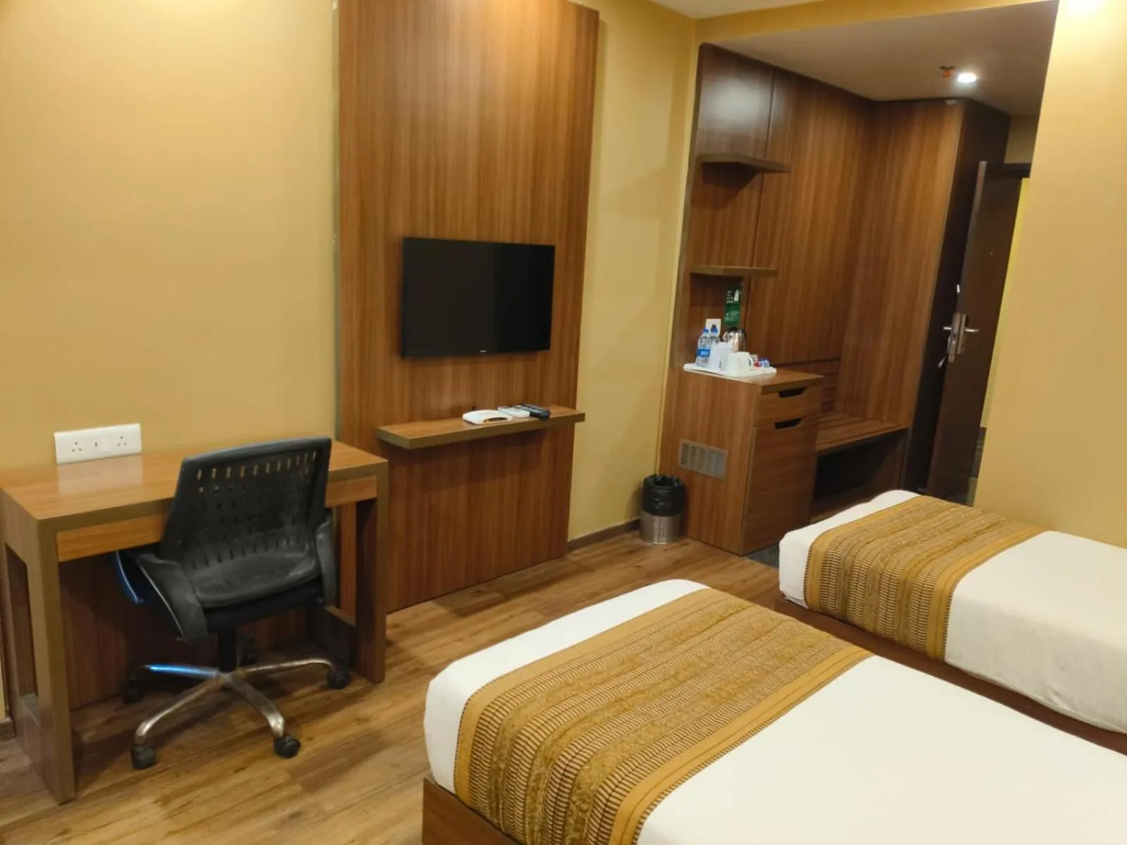 Photo of the whole room, Bed in Le Roi Digha